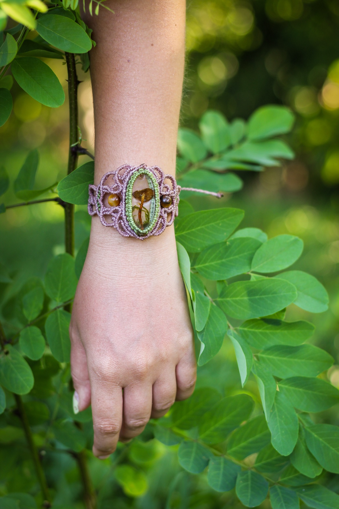 Brățară micromacrame boho cu cabochon din rășină epoxidică- �Deep forest - bijuterii - brățări - brățări din pietre semiprețioase - Artynos.ro