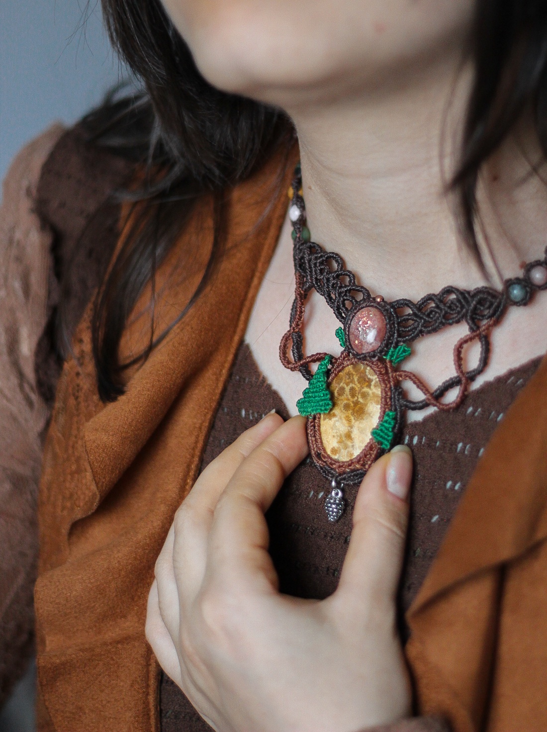 Colier micromacrame boho cu Coral fosil și Piatra Soarelui - �Coniferae silvae  - bijuterii - coliere - coliere din pietre semiprețioase - Artynos.ro