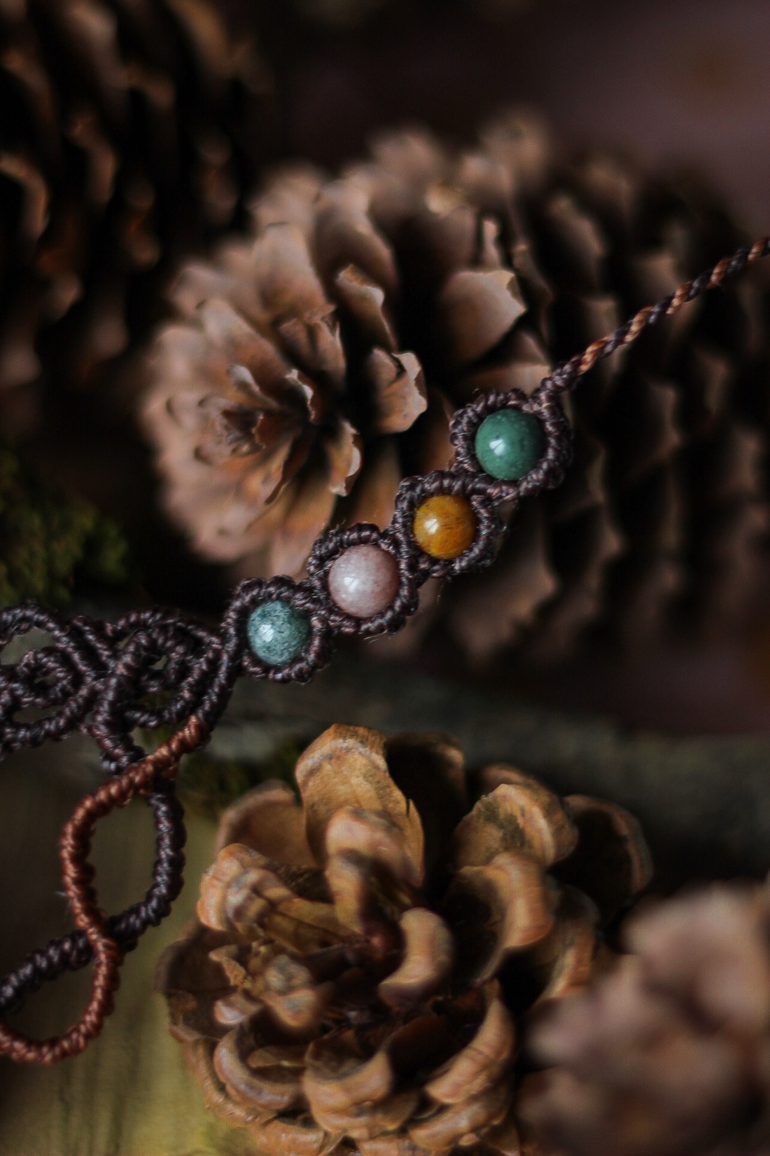 Colier micromacrame boho cu Coral fosil și Piatra Soarelui - �Coniferae silvae  - bijuterii - coliere - coliere din pietre semiprețioase - Artynos.ro