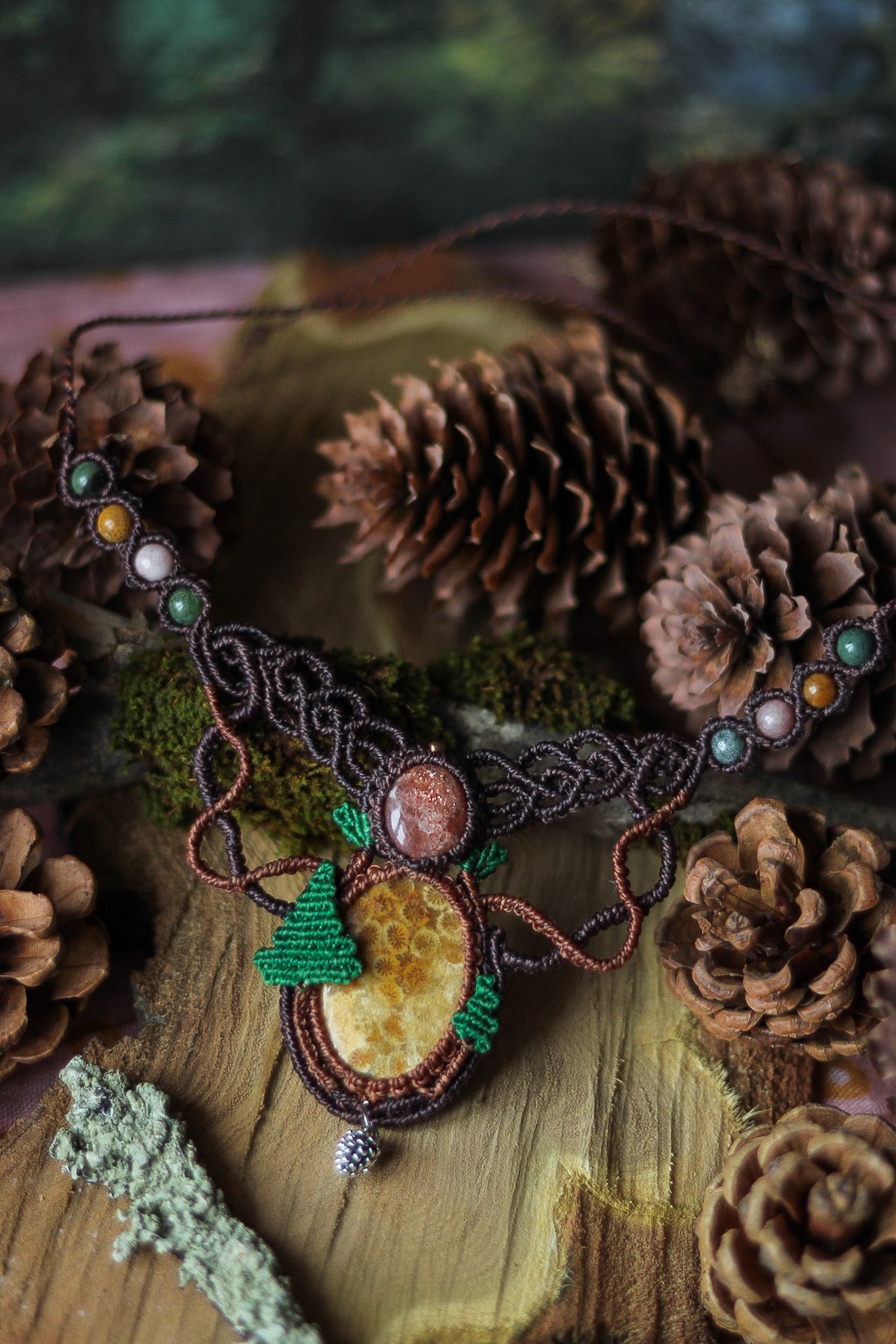 Colier micromacrame boho cu Coral fosil și Piatra Soarelui - �Coniferae silvae  - bijuterii - coliere - coliere din pietre semiprețioase - Artynos.ro