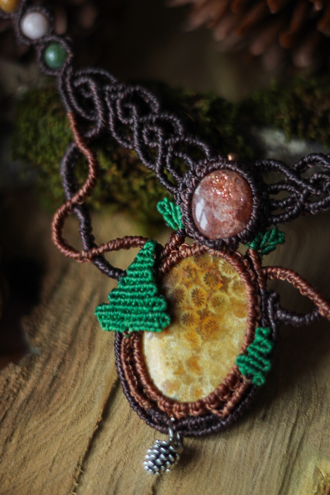 Colier micromacrame boho cu Coral fosil și Piatra Soarelui - �Coniferae silvae  - bijuterii - coliere - coliere din pietre semiprețioase - Artynos.ro