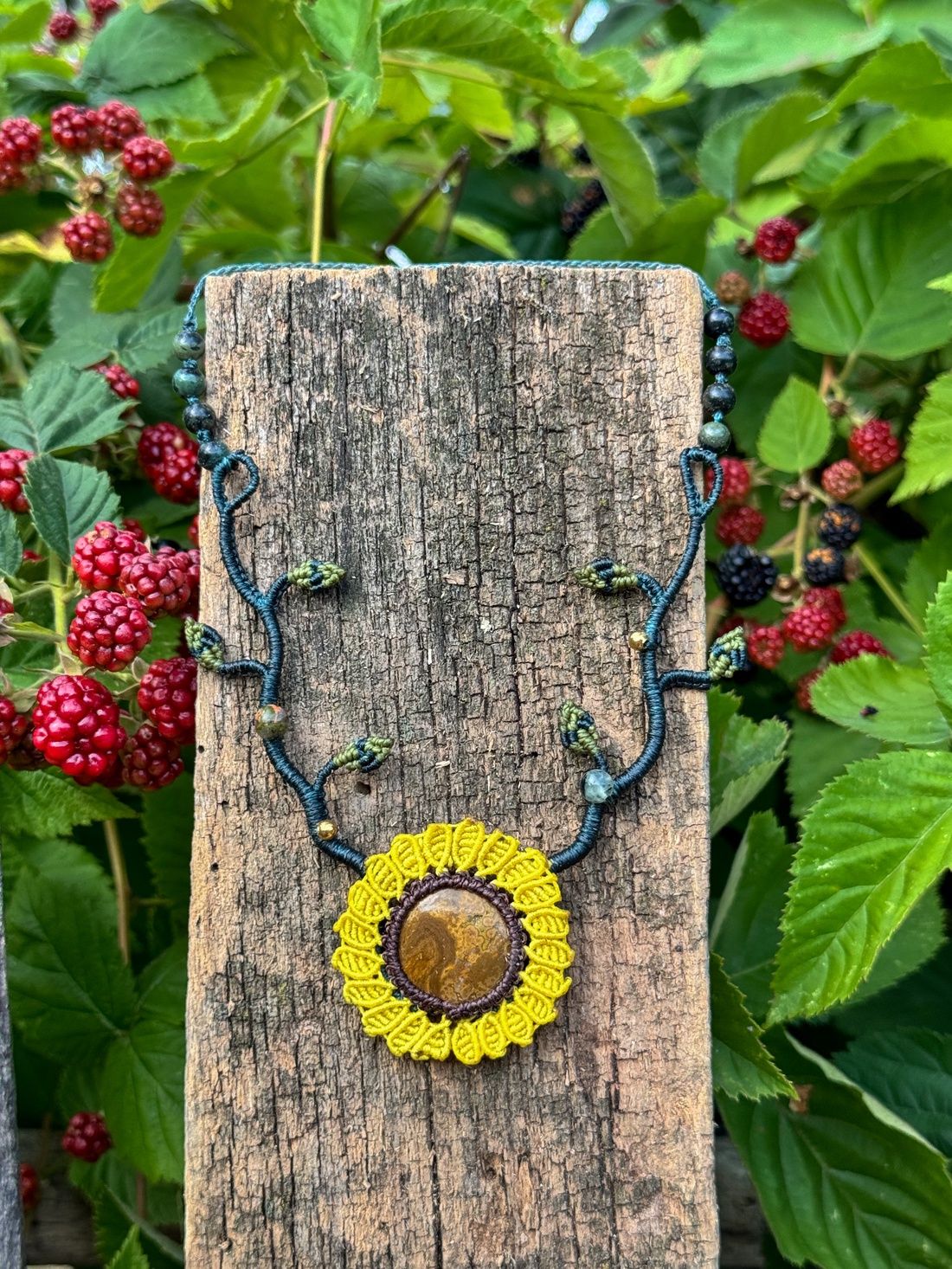 Colier micromacrame boho cu floarea soarelui �Sweet sunflower - bijuterii - coliere - coliere din pietre semiprețioase - Artynos.ro