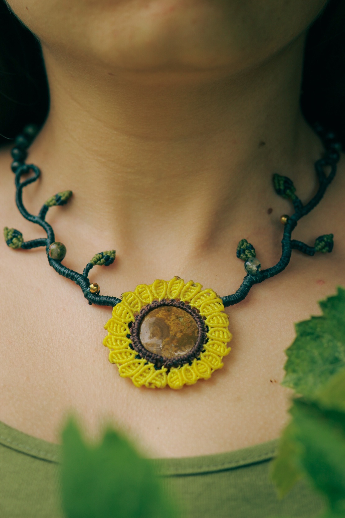 Colier micromacrame boho cu floarea soarelui �Sweet sunflower - bijuterii - coliere - coliere din pietre semiprețioase - Artynos.ro