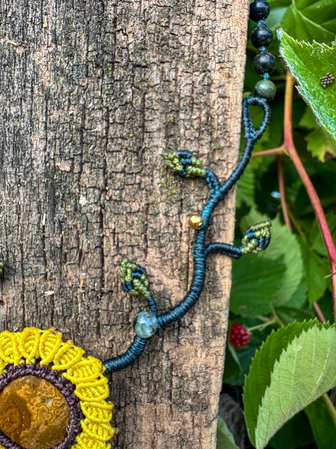 Colier micromacrame boho cu floarea soarelui �Sweet sunflower - bijuterii - coliere - coliere din pietre semiprețioase - Artynos.ro
