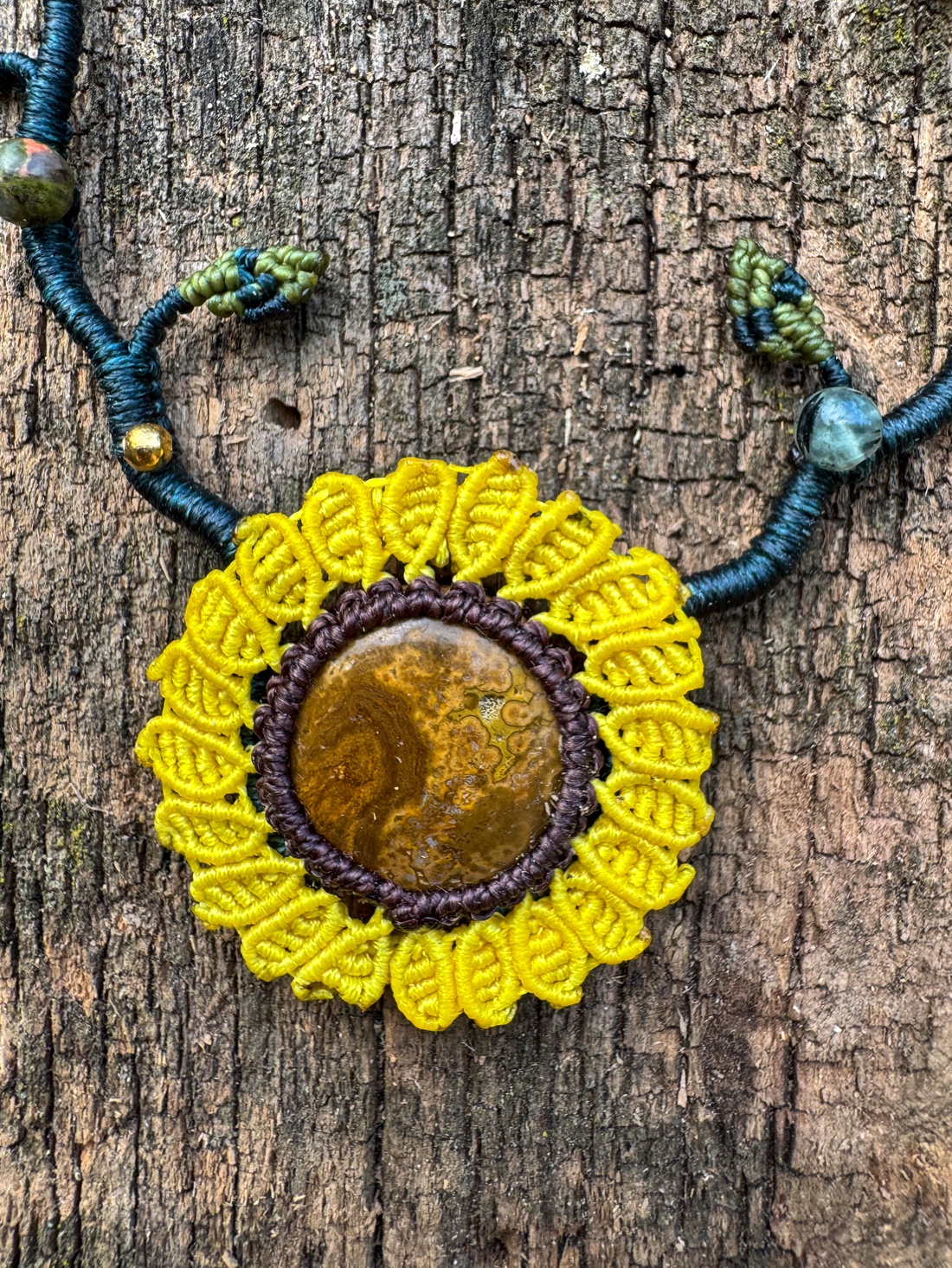 Colier micromacrame boho cu floarea soarelui �Sweet sunflower - bijuterii - coliere - coliere din pietre semiprețioase - Artynos.ro