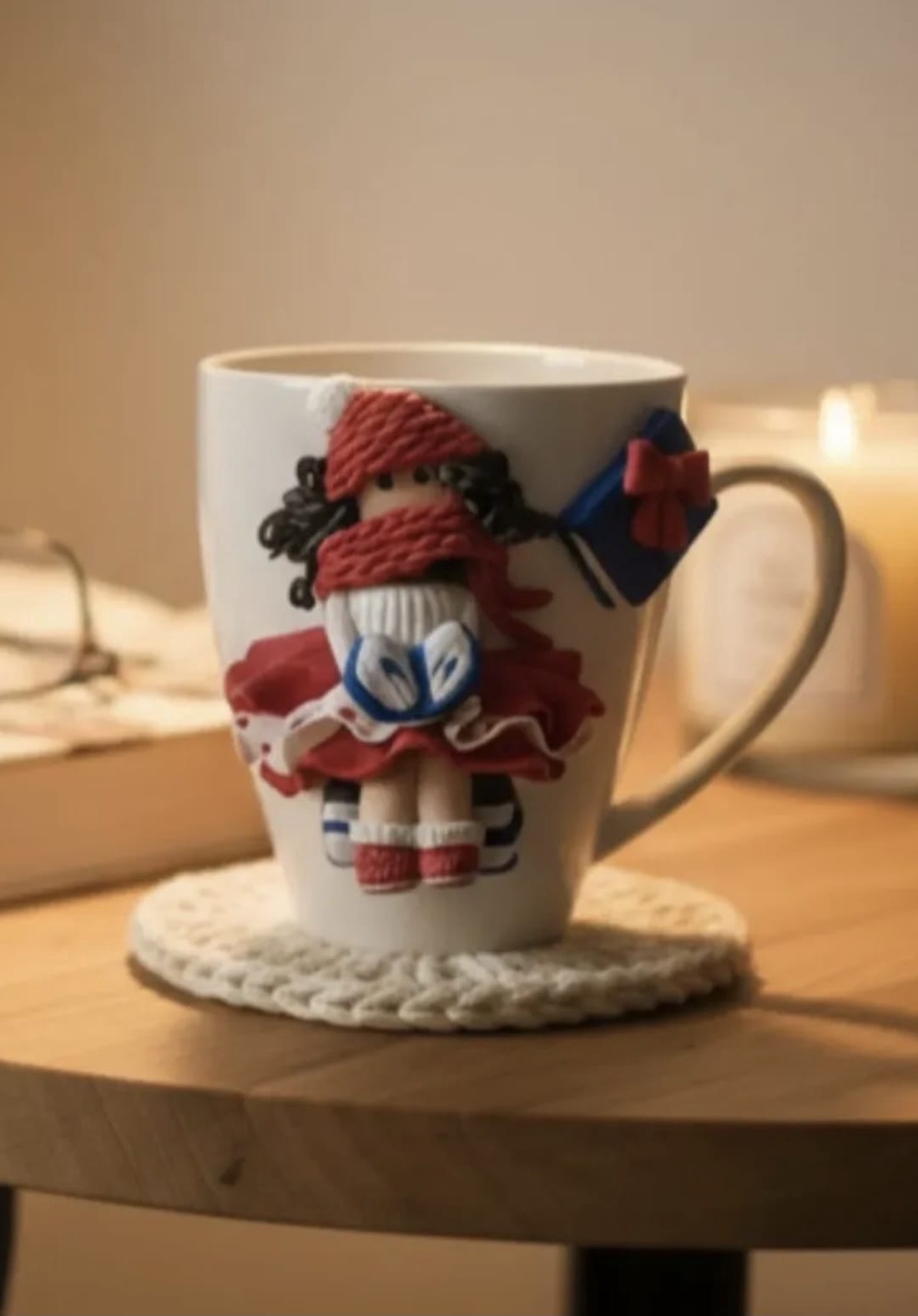 Cană Crăciun- fetiță care citește - crăciun - cadouri de moș crăciun - cadouri de moș crăciun - Artynos.ro