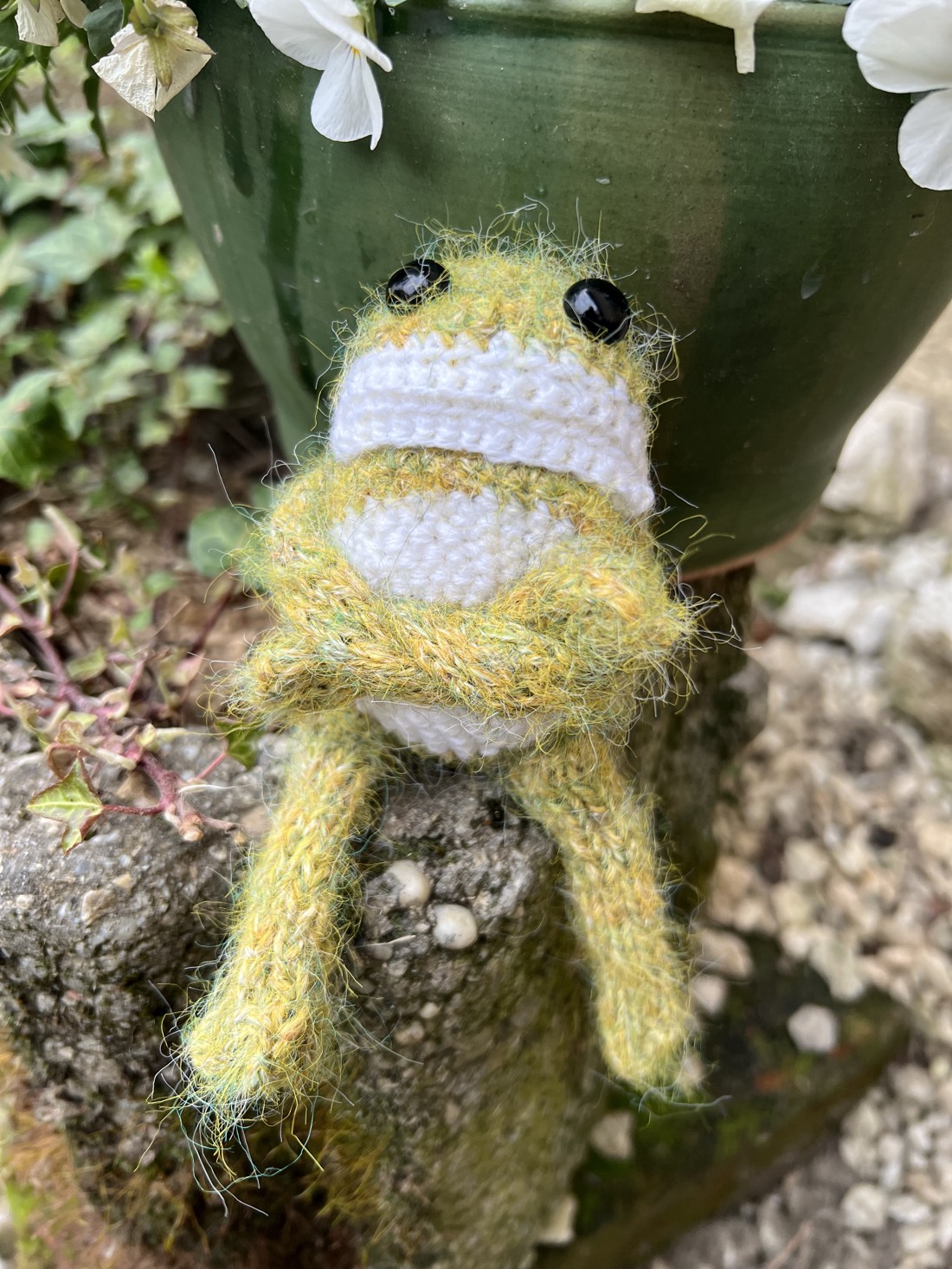 Broasca care așteaptă primăvara � Figurină unică, tricotată manual (14 cm) - accessorii și unelte - accesorii decorative - figurine - Artynos.ro