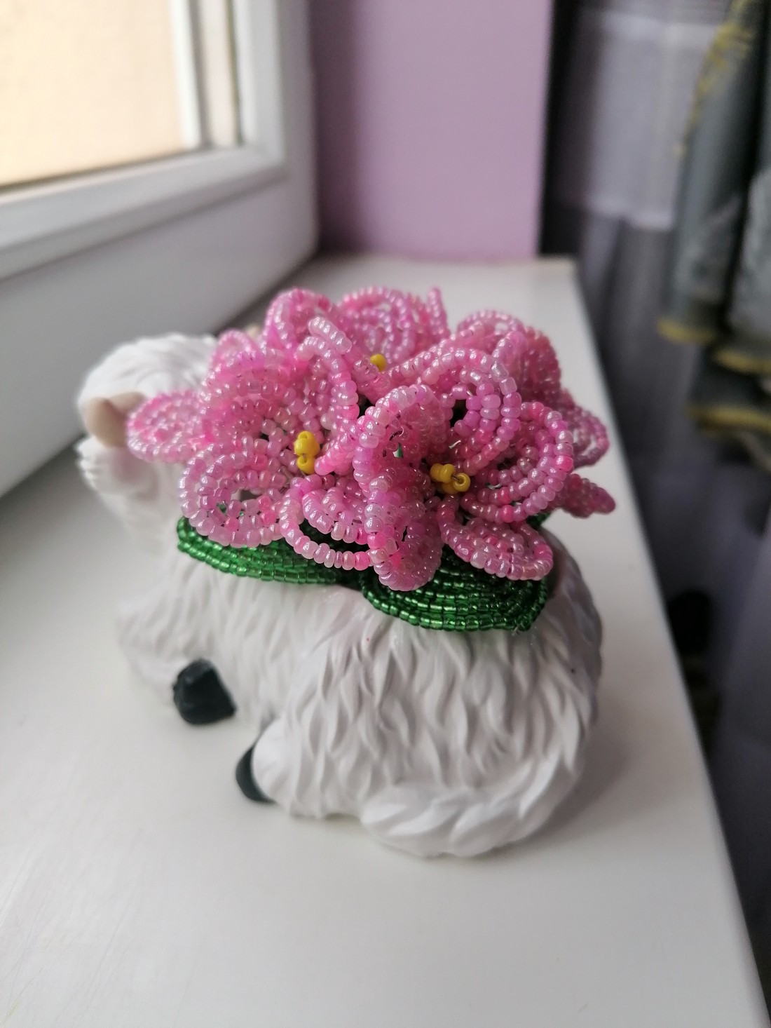 Vacă cu floare de perle - casă & stil de viață - accesorii pentru decorat casa - suport de flori - buchete de flori - Artynos.ro