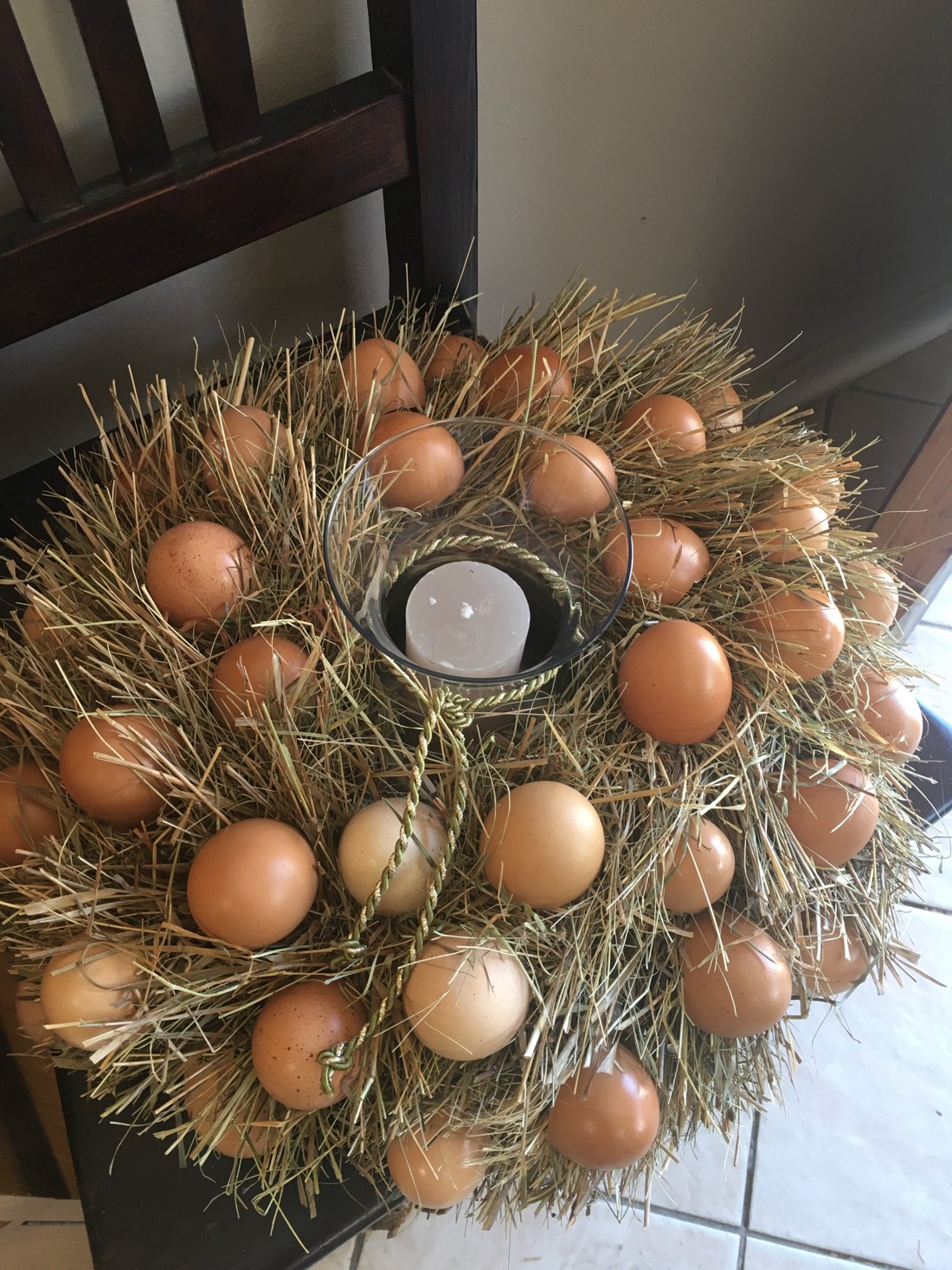 Decor de masă Coroană de ouă de primăvară cu lumânare și vază - decor de masă exclusiv - - Artynos.ro Decor de masă Coroană de ouă de primăvară cu lumânare și vază - decor de masă exclusiv - - Artynos.ro