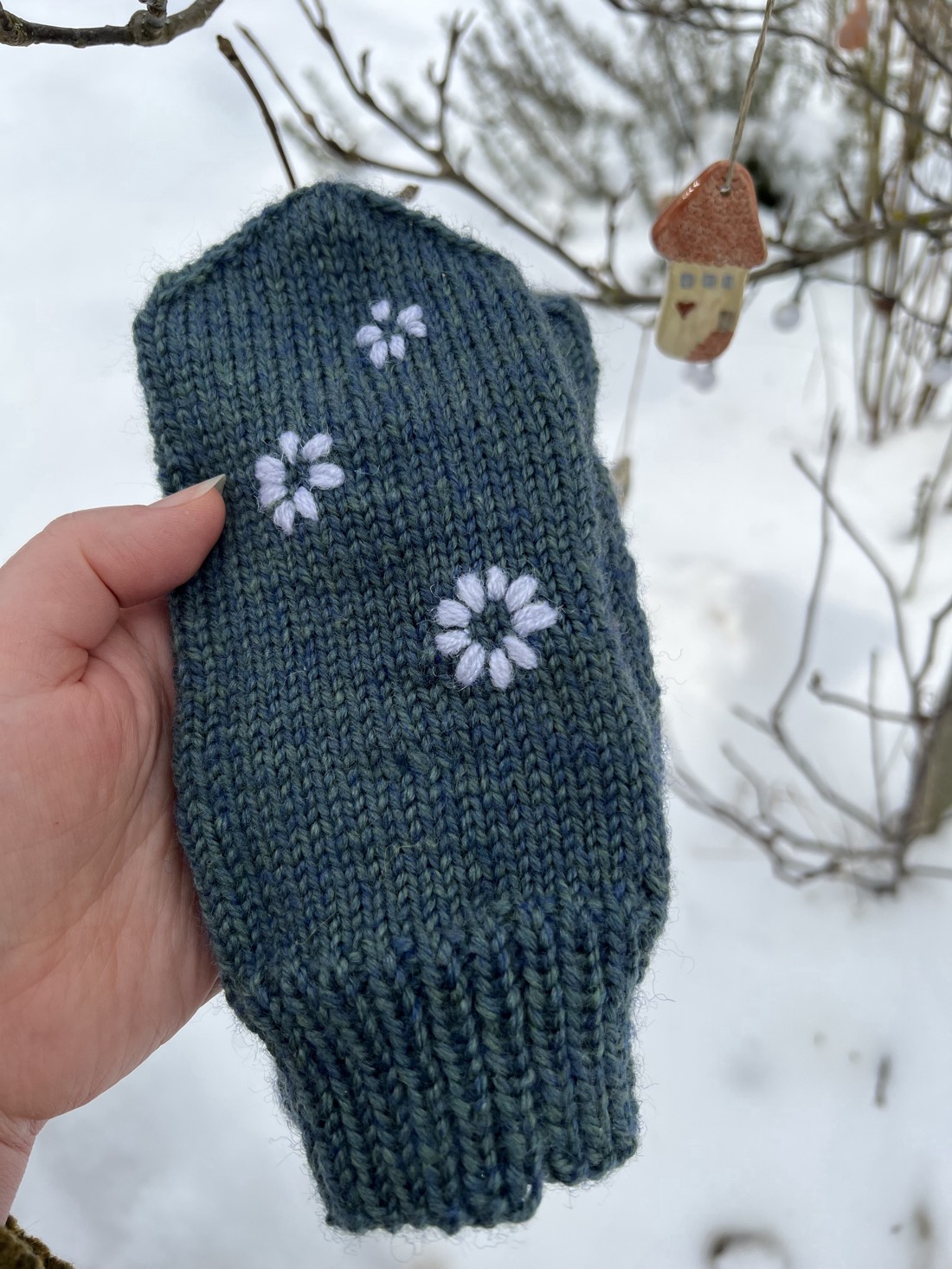 Mănuși din lână tricotate manual, cu flori brodate (mărime S-M) - îmbrăcăminte și modă - eșarfe, pălării, fularuri - mănușă - Artynos.ro