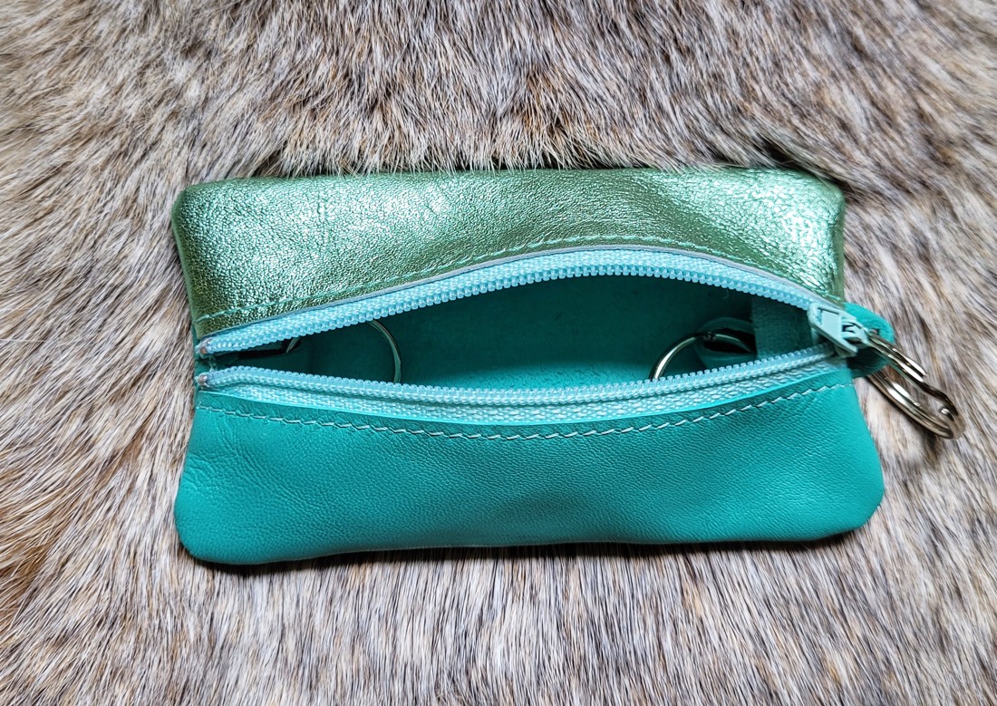 Girly things mint- breloc din piele naturală - - Artynos.ro Girly things mint- breloc din piele naturală - - Artynos.ro