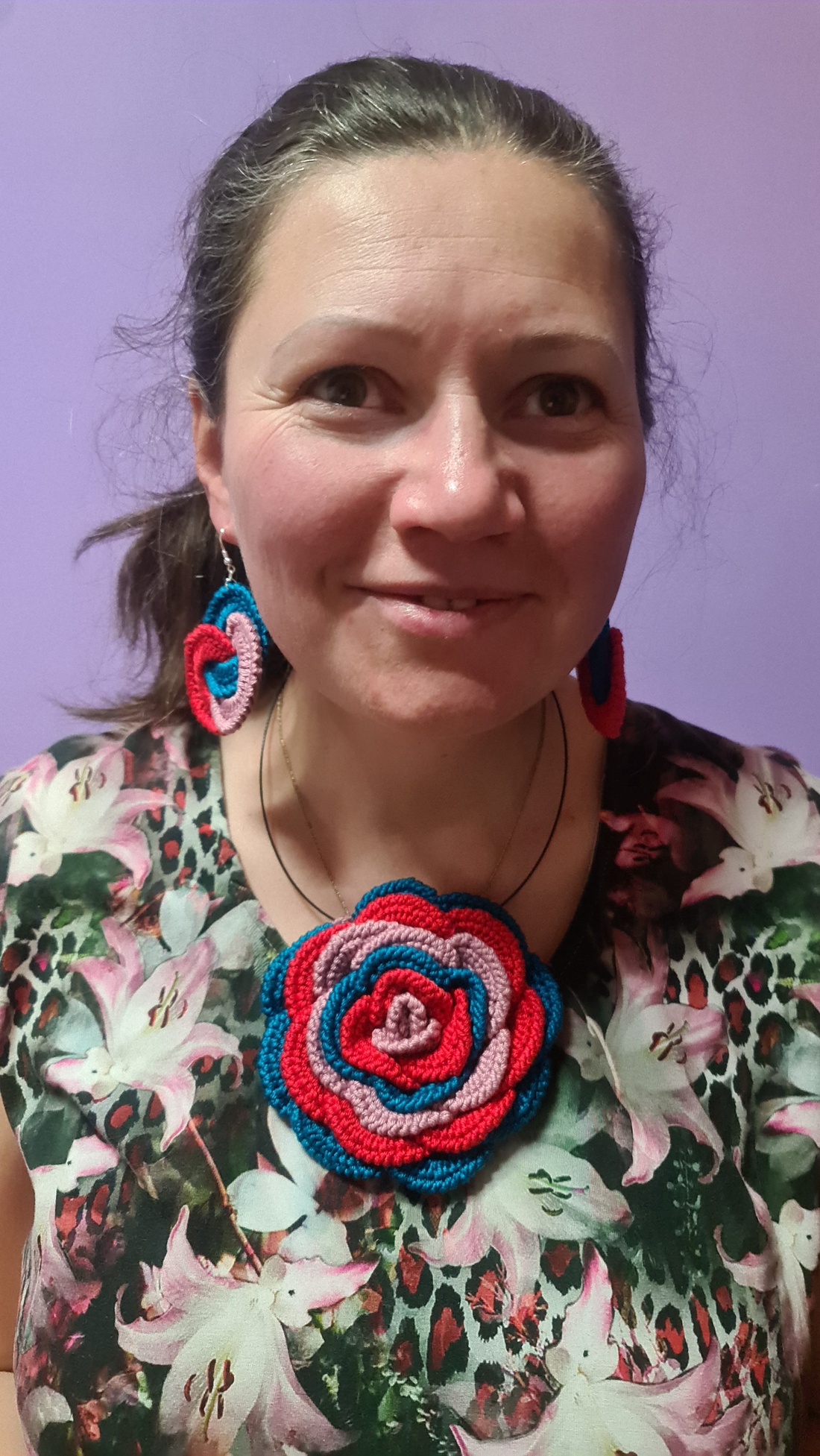 Brosă/colier crosetat manual - bijuterii - coliere - coliere brodate - Artynos.ro