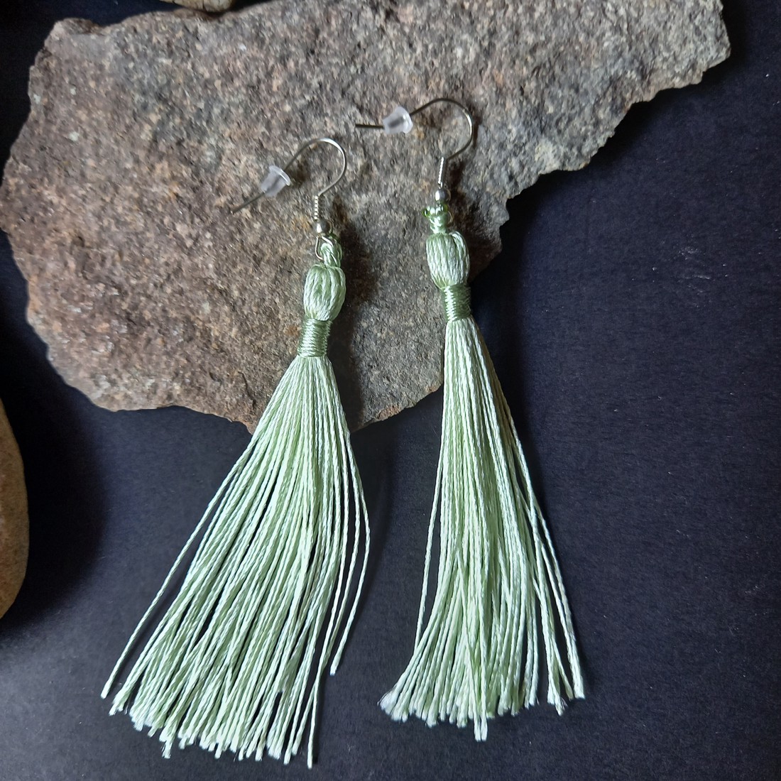 Cercei din material textil de culoare verde pal, cu ciucuri, cu montură aurie  - bijuterii - cercei - Artynos.ro