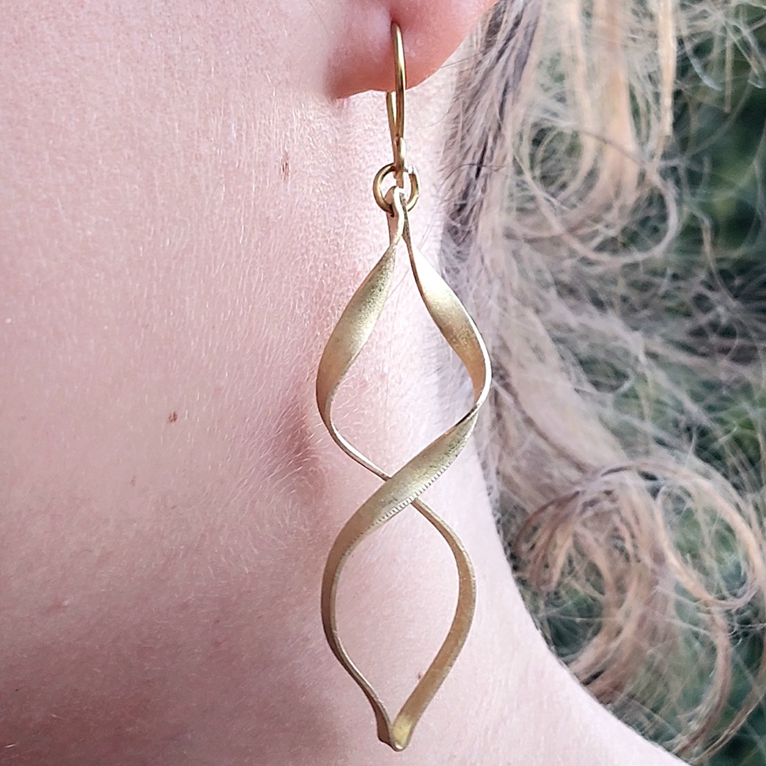 Cercei frumoși din alamă strălucitoare - bijuterii - cercei lungi - Artynos.ro Cercei frumoși din alamă strălucitoare - bijuterii - cercei lungi - Artynos.ro