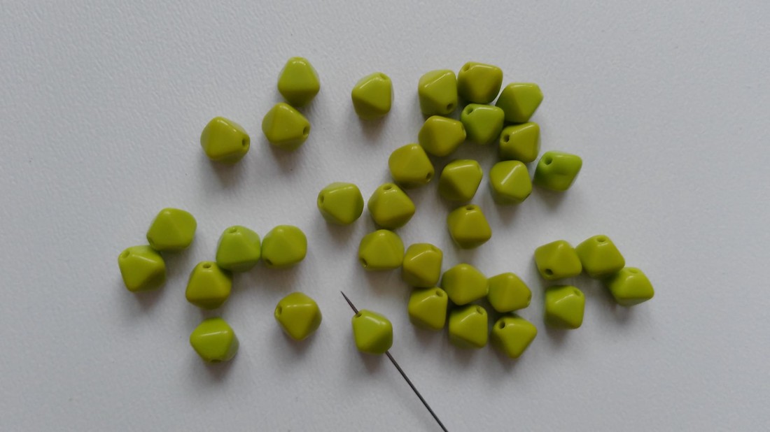 Mărgele din sticlă cehă - 6mm - 100 buc / pachet - verde - - Artynos.ro Mărgele din sticlă cehă - 6mm - 100 buc / pachet - verde - - Artynos.ro