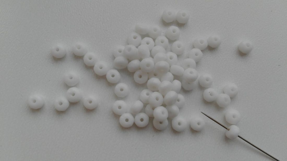 Mărgele din sticlă cehă - donut - 4x2mm - 100 buc / pachet - alb - - Artynos.ro Mărgele din sticlă cehă - donut - 4x2mm - 100 buc / pachet - alb - - Artynos.ro