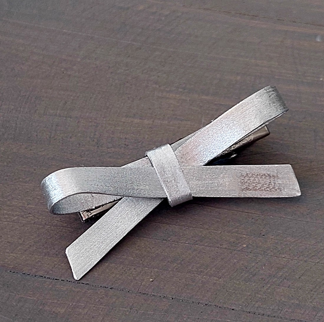 Pin arc de argint și arc de păr -  - Artynos.ro Pin arc de argint și arc de păr -  - Artynos.ro