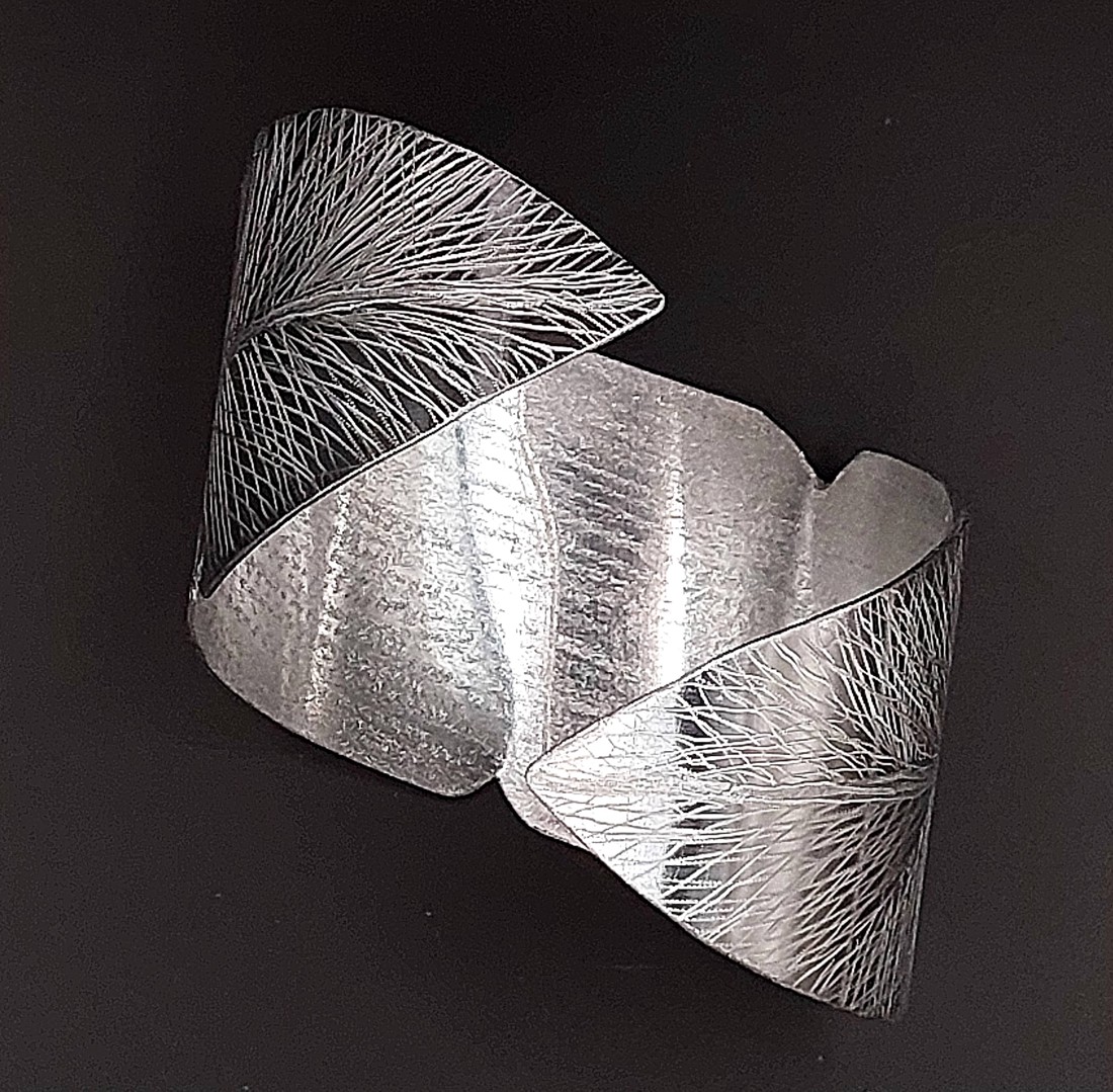 Brățară minimalistă în formă de frunză din aluminiu -  - Artynos.ro Brățară minimalistă în formă de frunză din aluminiu -  - Artynos.ro