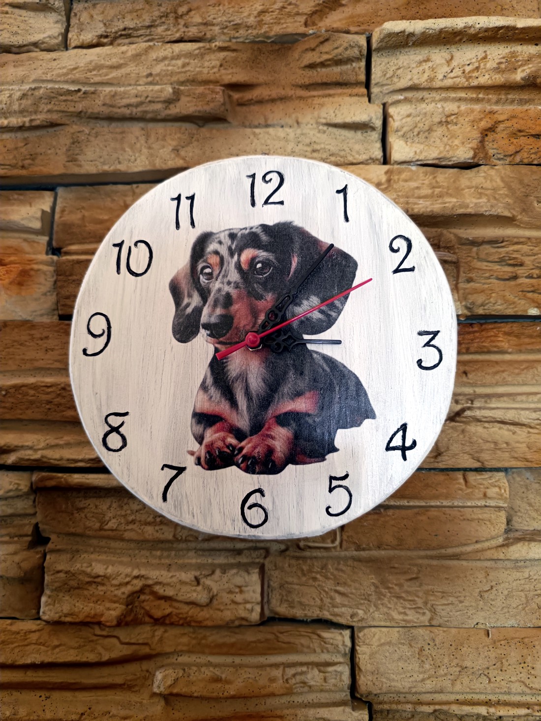 Ceas de perete din lemn cu câine dachshund -  - Artynos.ro