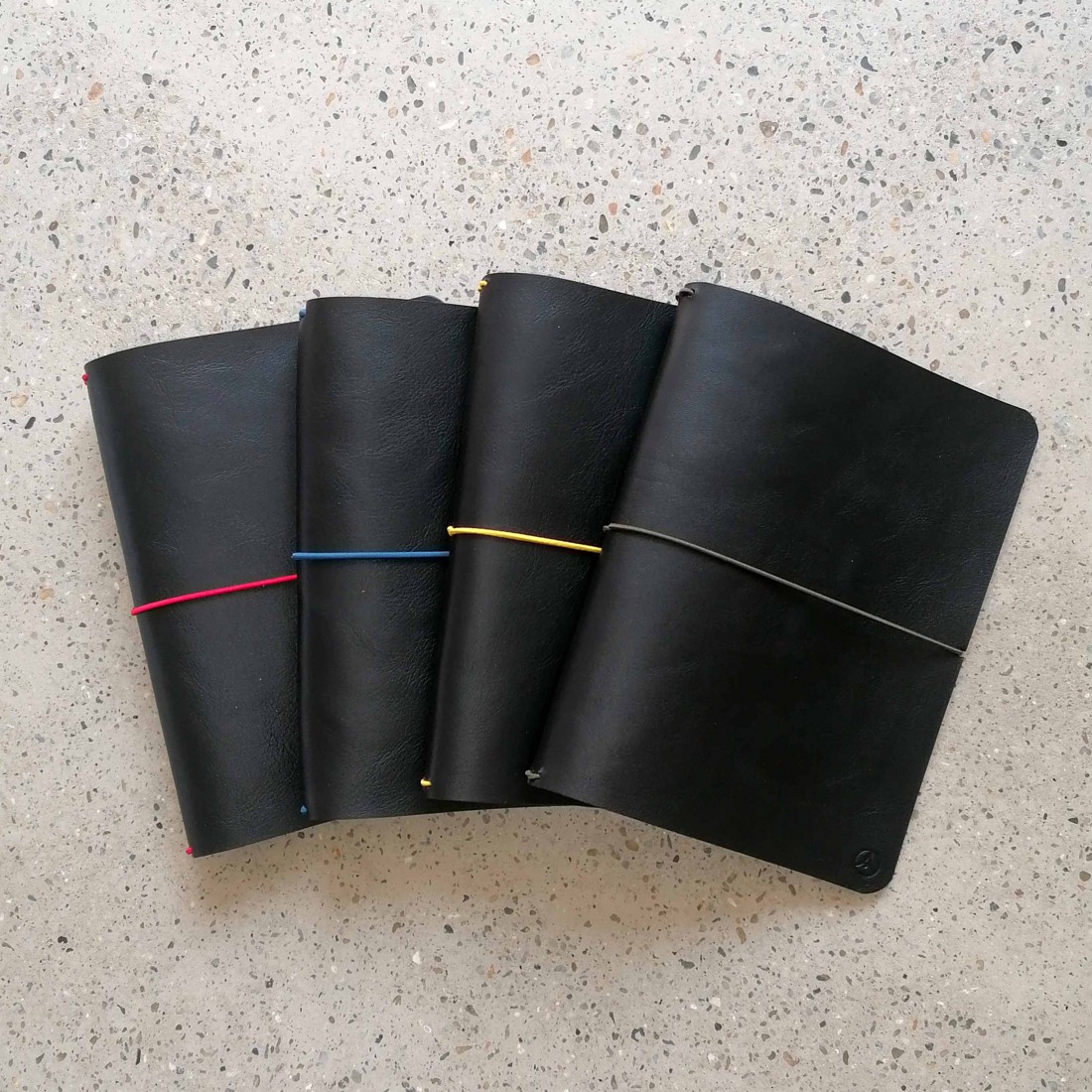 Dosar din piele naturală cu elastic pentru caiete (format A5), negru -  - Artynos.ro