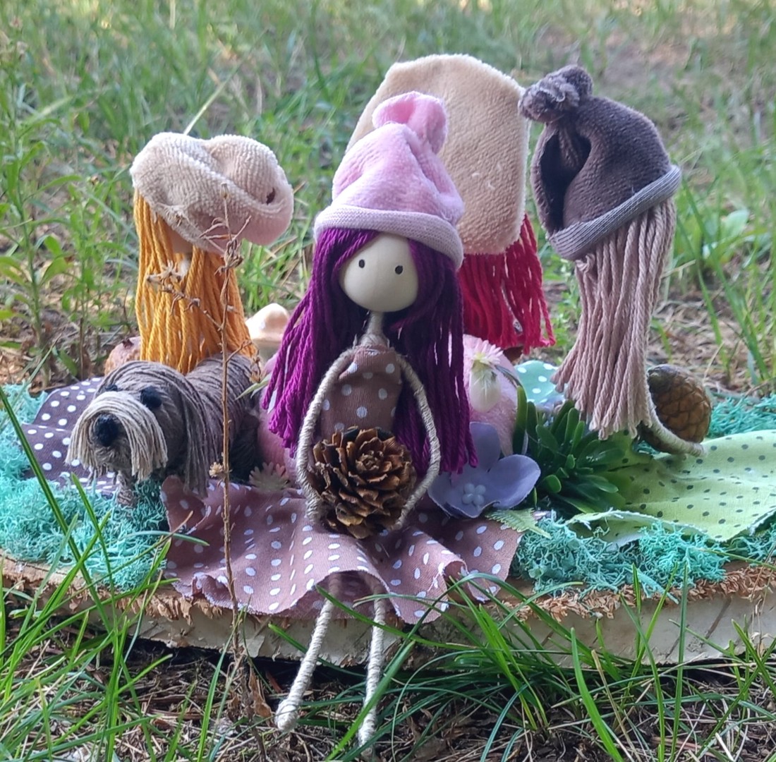 Decorațiune de masă de toamnă cu fete și dovleci � decorațiune din discuri de lemn realizată manual (25 cm) -  - Artynos.ro