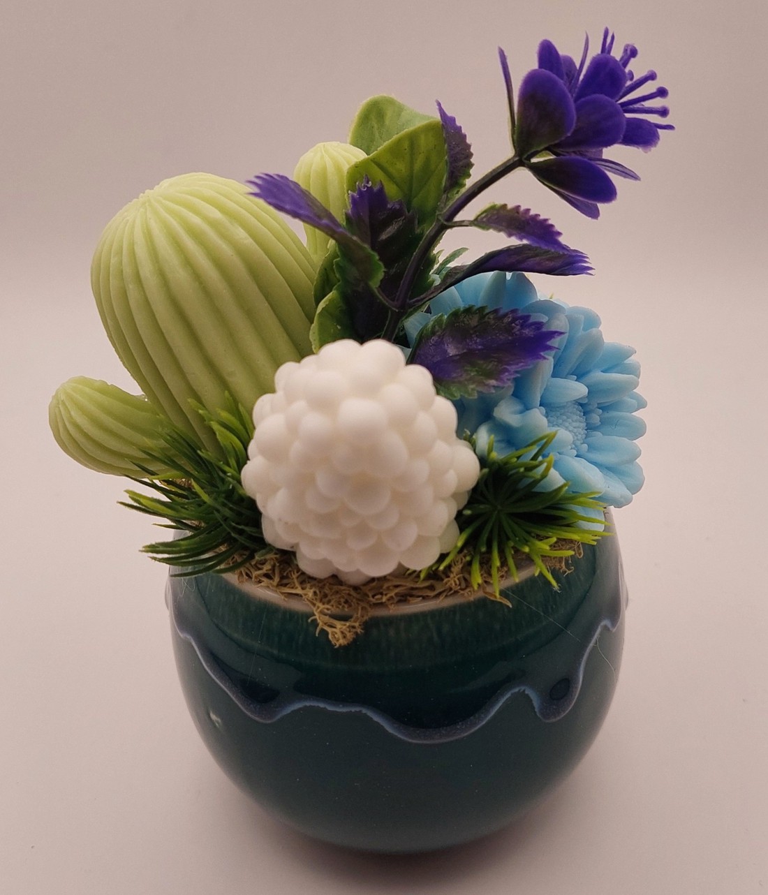 Flori de săpun într-un ghiveci verde închis -  - Artynos.ro