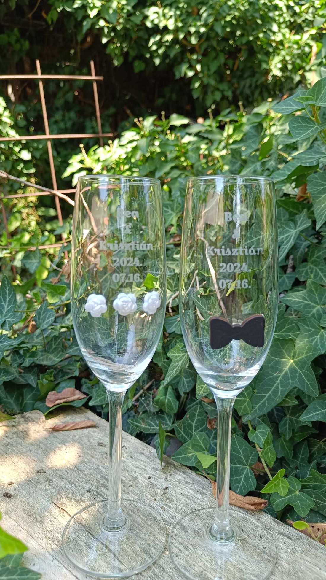 Set de pahare de șampanie de nuntă într-o cutie cadou - - Artynos.ro Set de pahare de șampanie de nuntă într-o cutie cadou - - Artynos.ro