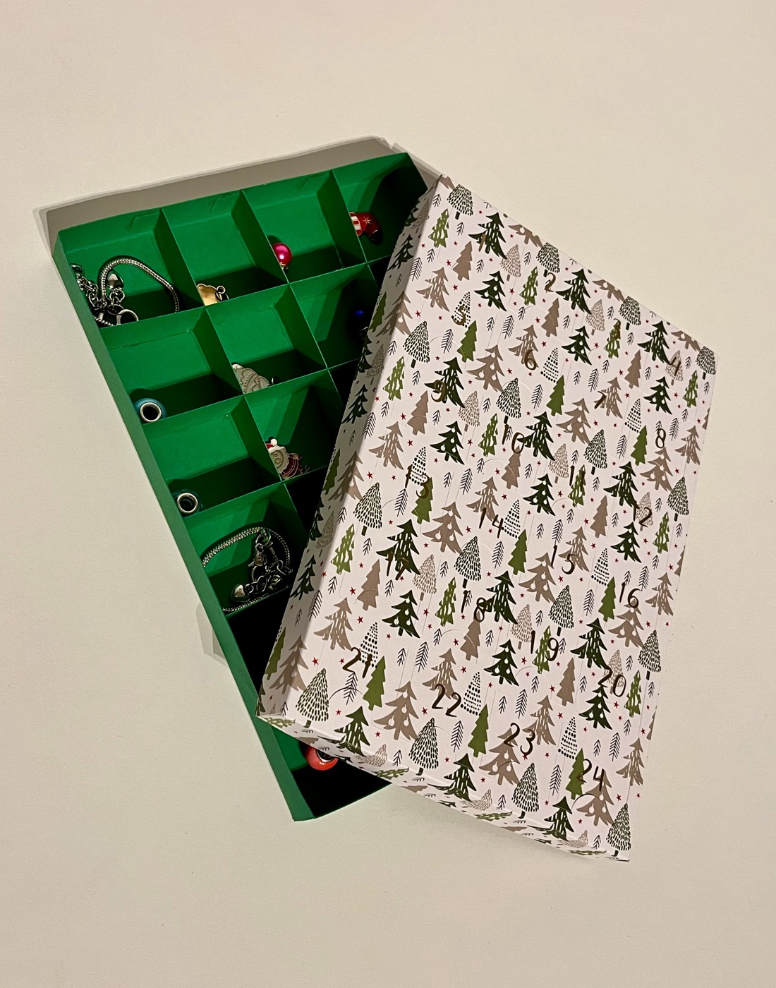 Calendar de Advent al brățărilor cu farmec - crăciun - decorațiuni de advent - calendar de advent - Artynos.ro