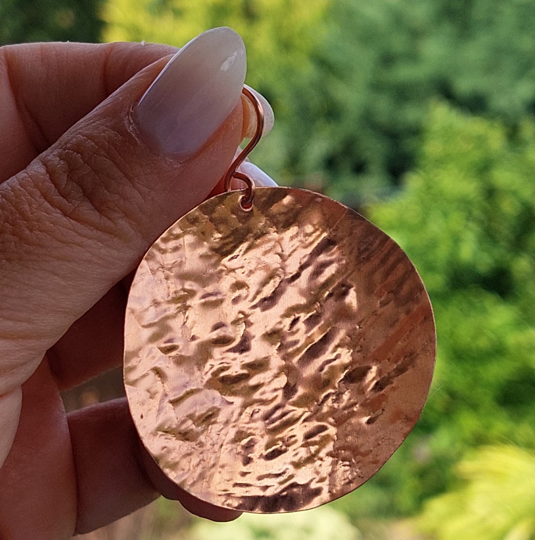 Cercei circulari minimali, unici, din cupru martelat - bijuterii - cercei hoops - Artynos.ro Cercei circulari minimali, unici, din cupru martelat - bijuterii - cercei hoops - Artynos.ro