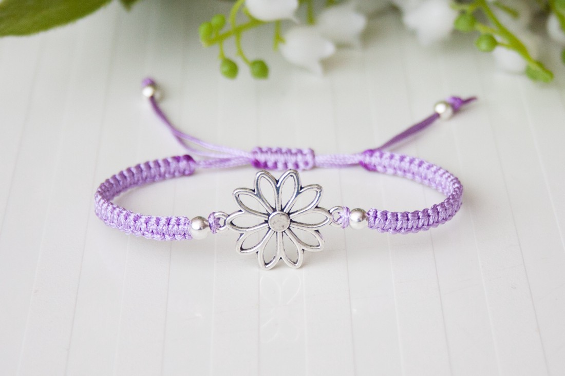 Brățară macramé împletită - Floare mov deschis -  - Artynos.ro