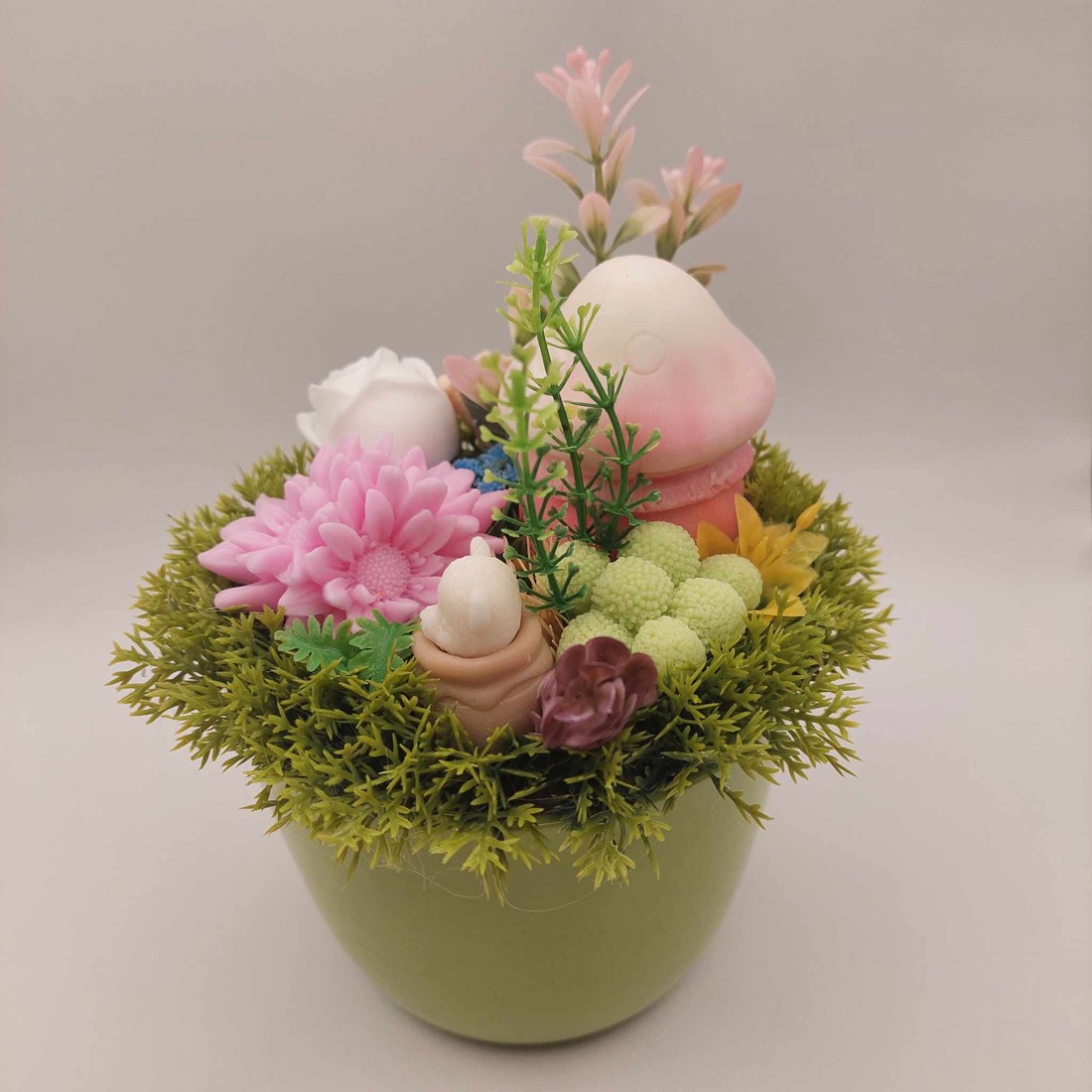 Oală din ceramică verde cu flori de săpun și figuri de săpun - - Artynos.ro Oală din ceramică verde cu flori de săpun și figuri de săpun - - Artynos.ro