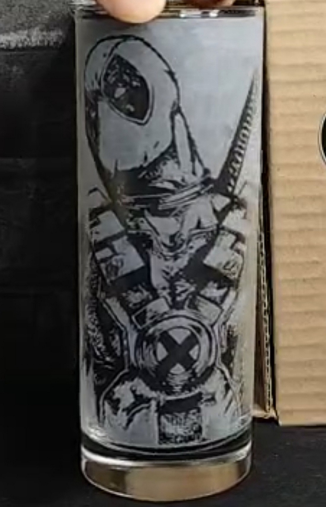 Pahar de sticlă cu model gravat manual, cu imaginea lui Deadpool  -  - Artynos.ro