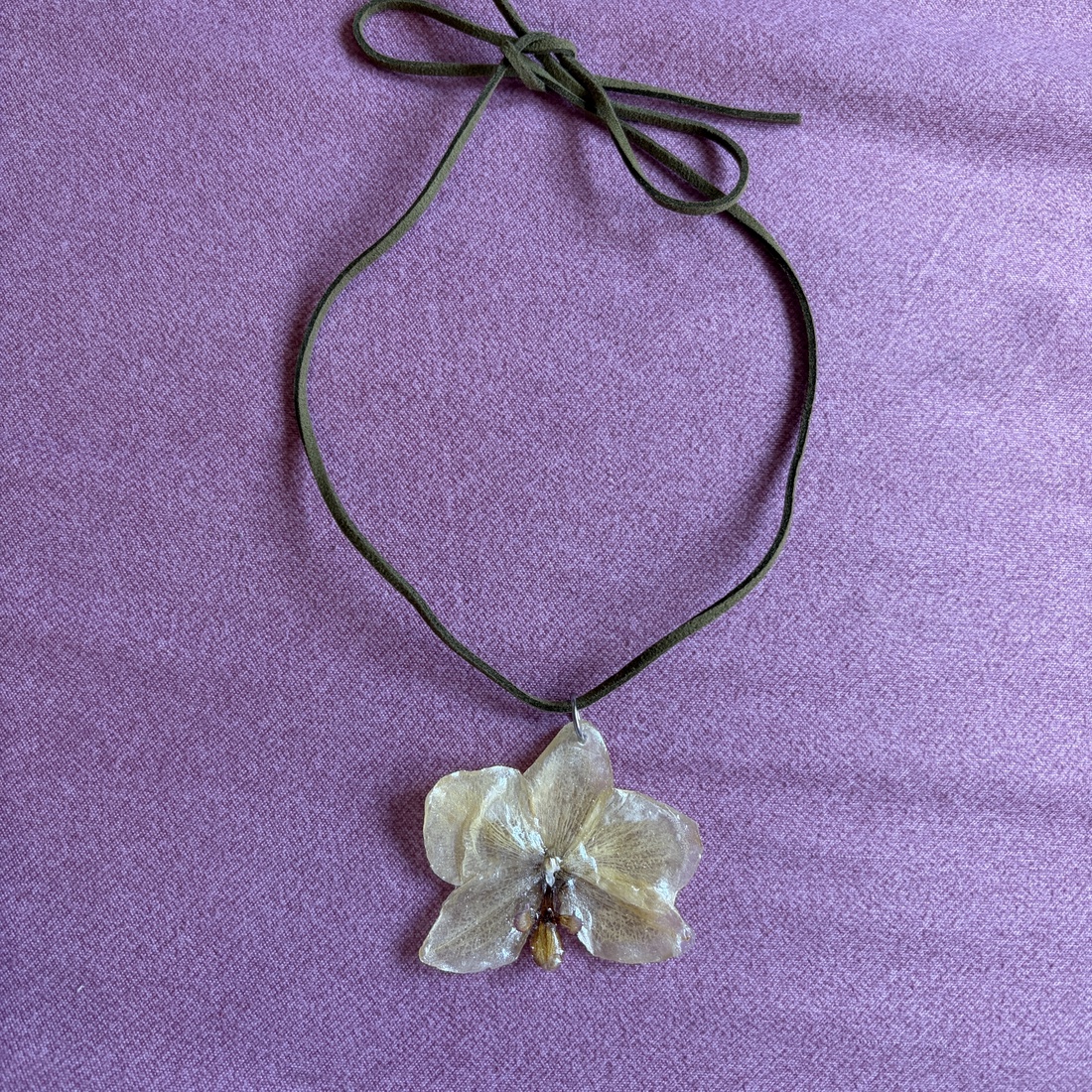 Orhidee galbenă pe snur verde de piele intoarsa  - bijuterii - coliere - coliere cu pandative - Artynos.ro