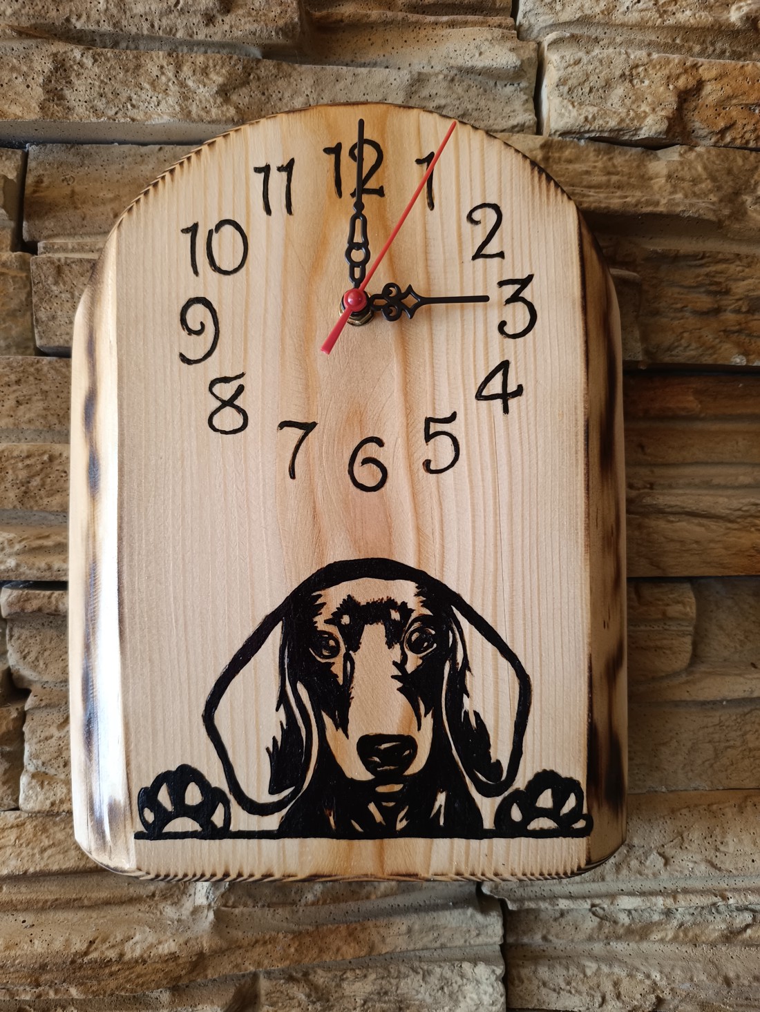 Ceas de perete din lemn cu câine dachshund -  - Artynos.ro