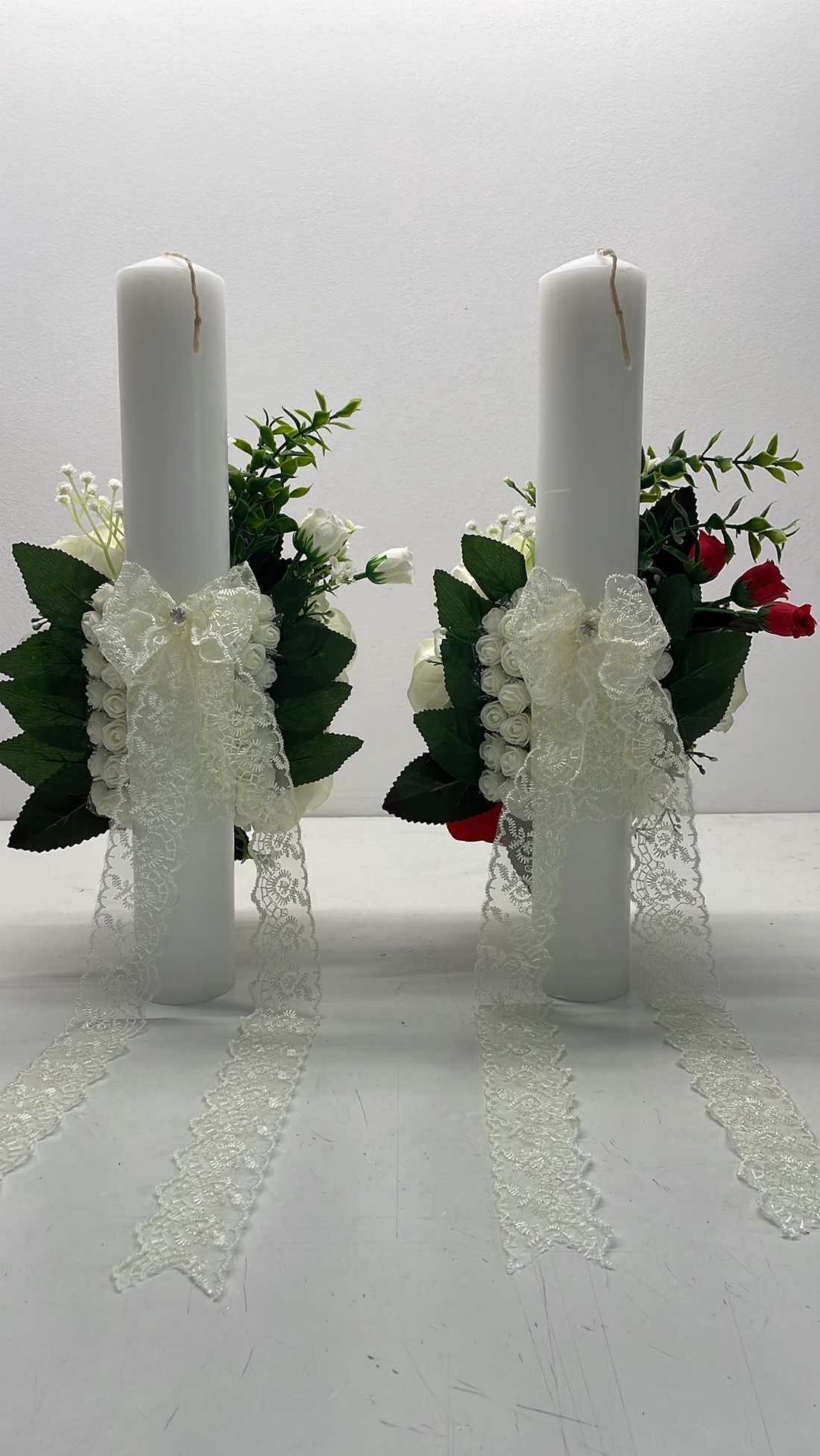 Set 2 lumanari de nunta cu flori artificiale, cod SL31 - accesorii nuntă - materiale decor pentru nuntă - lumânări de nuntă și suport lumânări - Artynos.ro