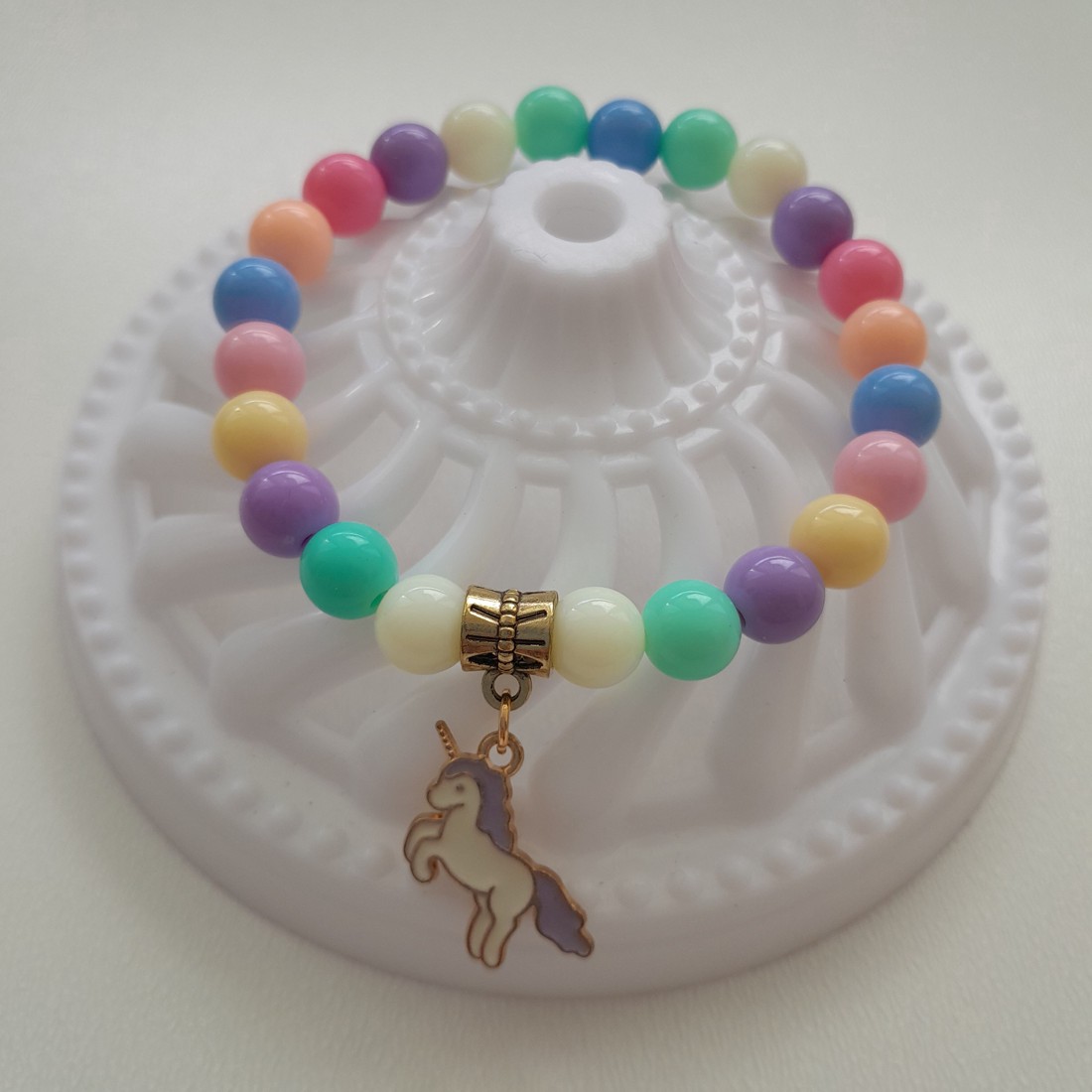 Brățară din margele acrilice cu unicorn - - Artynos.ro Brățară din margele acrilice cu unicorn - - Artynos.ro