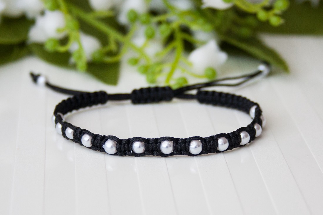Brățară macramé împletită - Mărgele negru - - Artynos.ro Brățară macramé împletită - Mărgele negru - - Artynos.ro