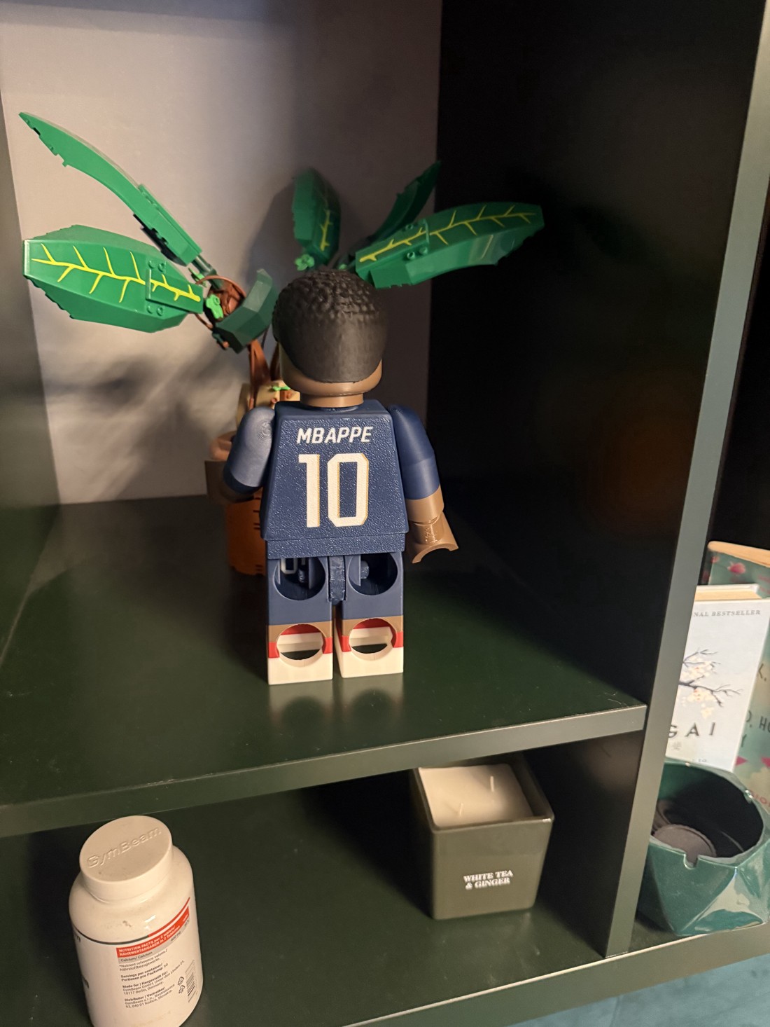 O figurină mare a unui jucător din naționala Franței, în stil LEGO � înălțime de 21 cm!  -  - Artynos.ro