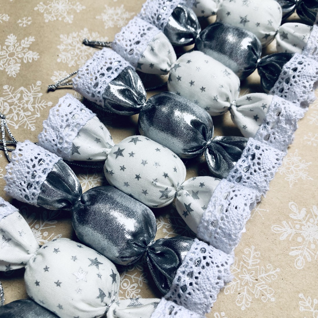 Bomboane saloane textile / set de 10/ - crăciun - decorațiuni de crăciun de casă - figurine pentru pomul de crăciun - Artynos.ro