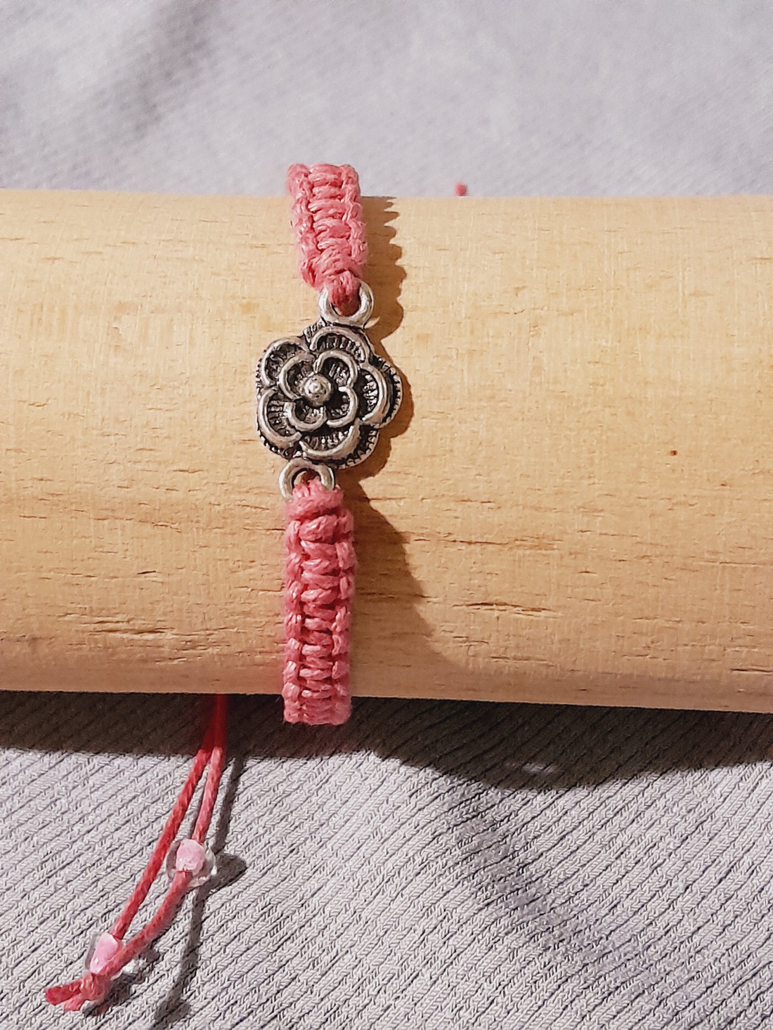 Brățară Macrame cu flori mici - - Artynos.ro Brățară Macrame cu flori mici - - Artynos.ro