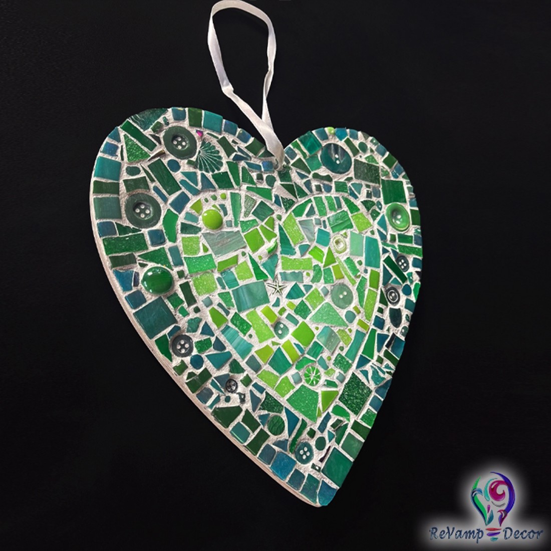 Mozaic în formă de inimă pentru decorarea peretelui/ ușii - nuanțe de verde - - Artynos.ro Mozaic în formă de inimă pentru decorarea peretelui/ ușii - nuanțe de verde - - Artynos.ro