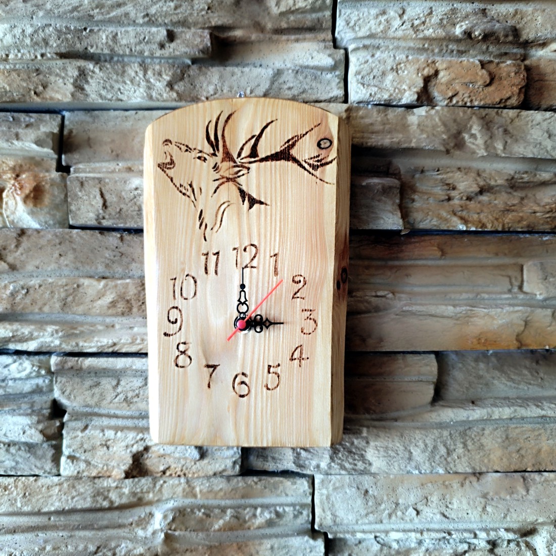 Ceas de perete unic din lemn cu corn - casă & stil de viață - accesorii pentru decorat casa - decorațiuni de pereți, decorațiuni suspendate - ceasuri de perete - Artynos.ro