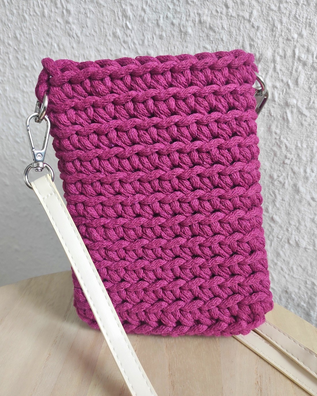 Suport de telefon croșetat în culori la alegere - curea transversală pentru telefoane mobile - genți și portofele - portofele, huse, suporturi - husă telefon - Artynos.ro