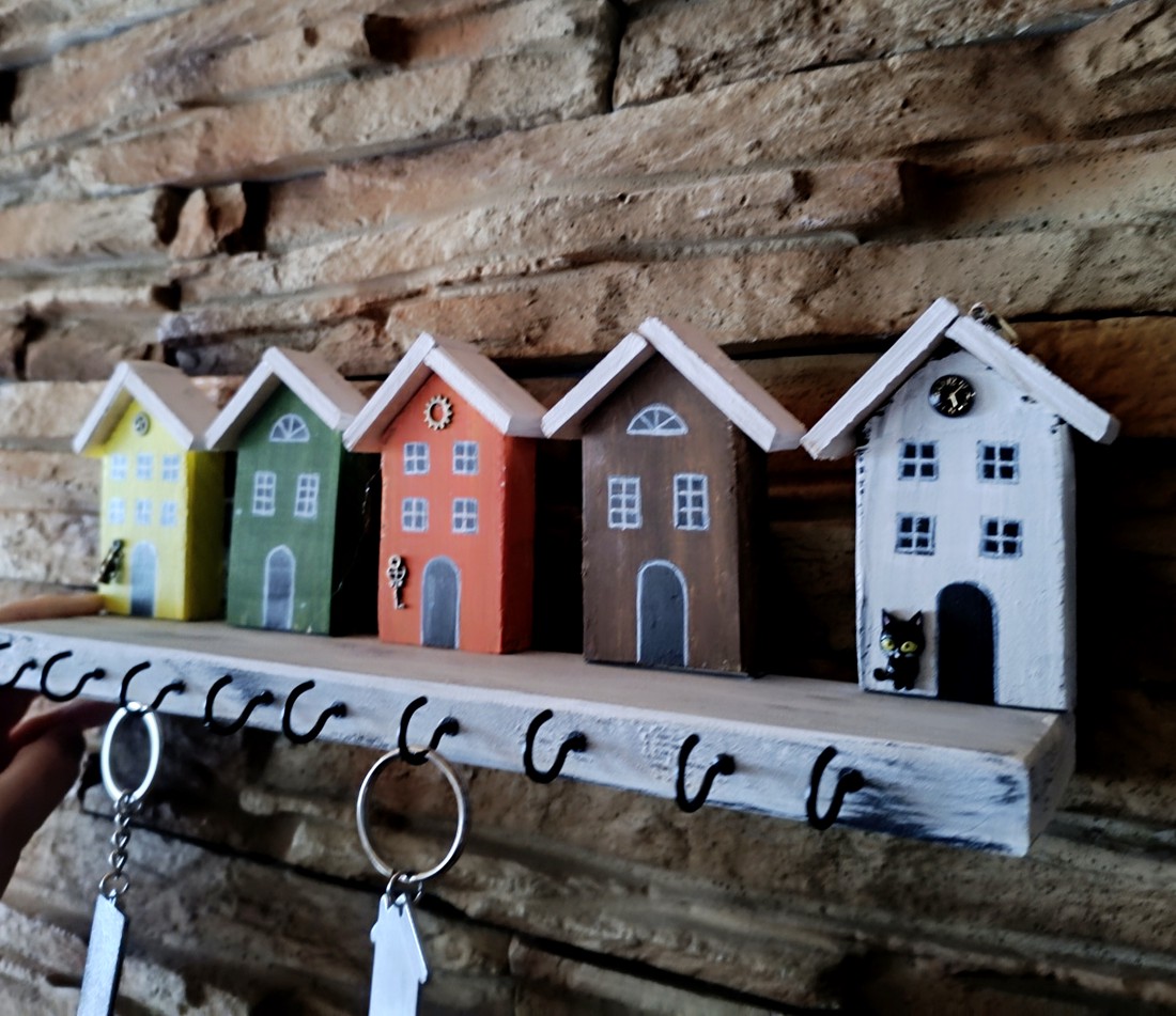 Suport pentru chei din lemn cu case colorate - casă & stil de viață - decorațiuni de casă - decorațiuni de pereți - suport pentru chei - Artynos.ro