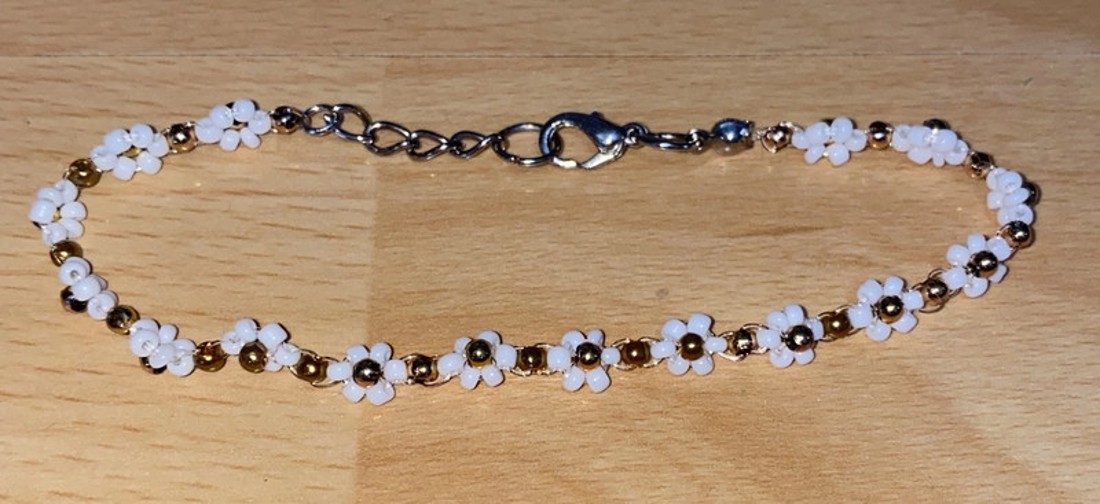 Brățară cu perle florale - bijuterii - brățări - brățară cu mărgele - Artynos.ro Brățară cu perle florale - bijuterii - brățări - brățară cu mărgele - Artynos.ro