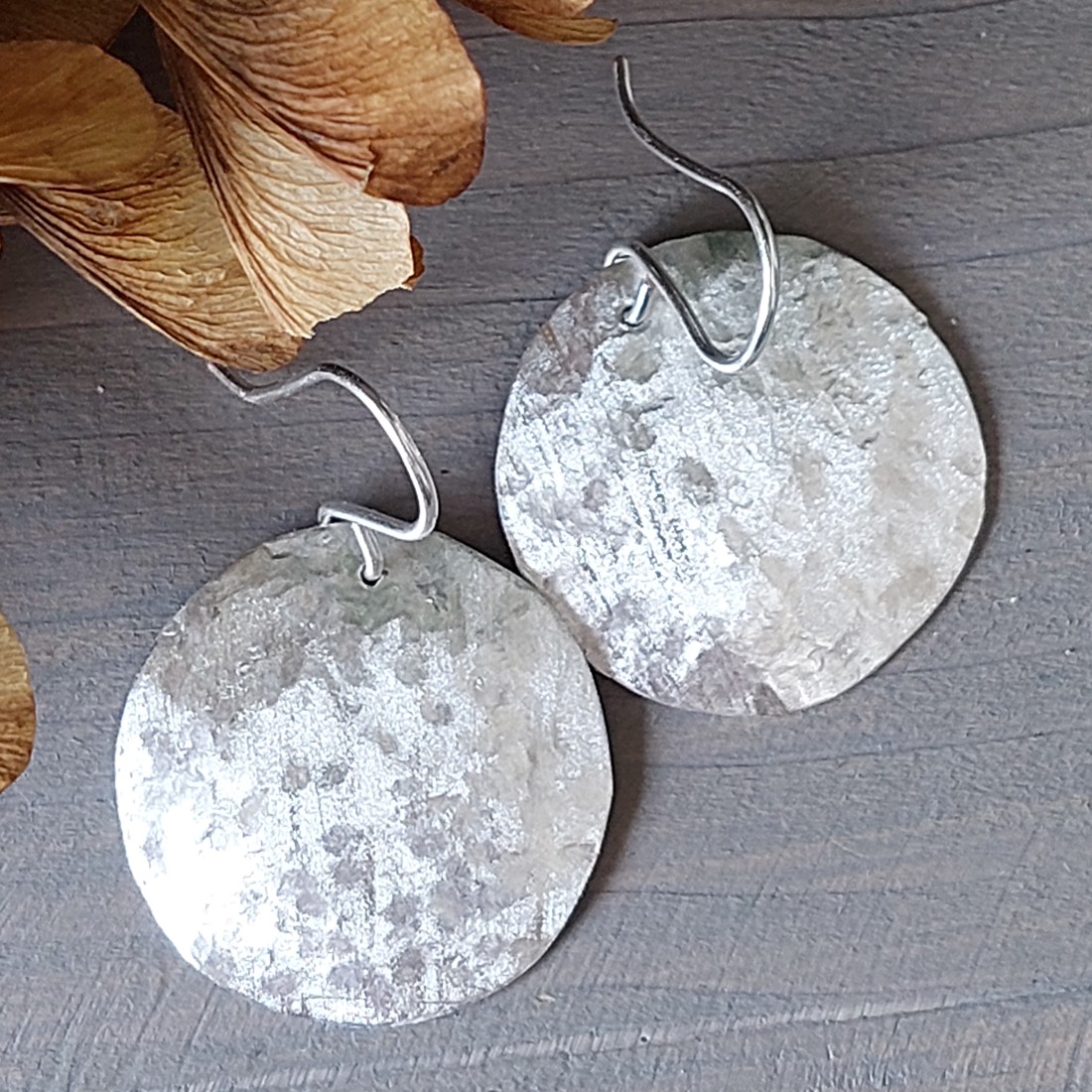 Cercei circulari din aluminiu cu pandantiv - bijuterii - cercei hoops - Artynos.ro Cercei circulari din aluminiu cu pandantiv - bijuterii - cercei hoops - Artynos.ro