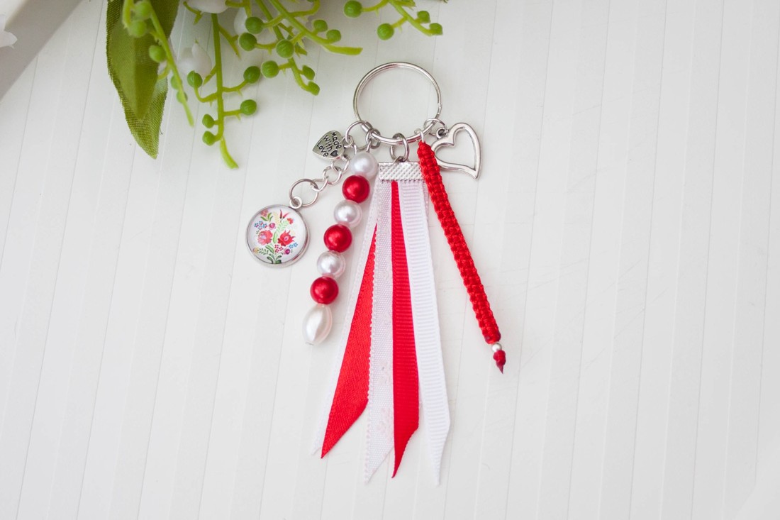 Breloc, ornament pentru geantă - Kalocsa model floral alb/roșu - geantă și husă - accesorii genți - breloc - Artynos.ro