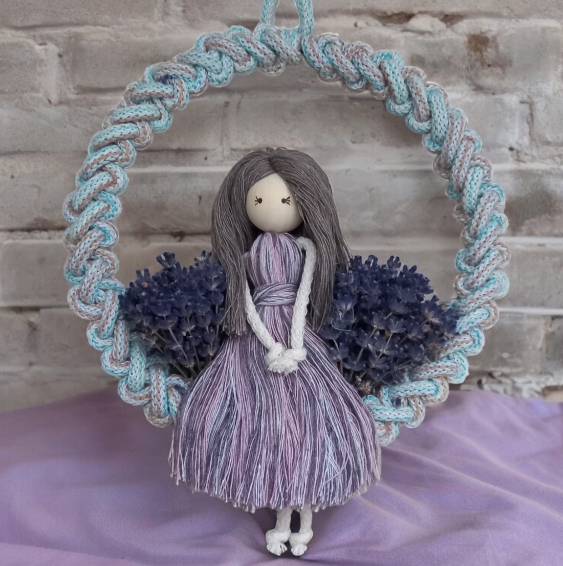 Păpușă Lavender Macramé - Organ în rochie Tabby, decor vintage pe cerc -  - Artynos.ro