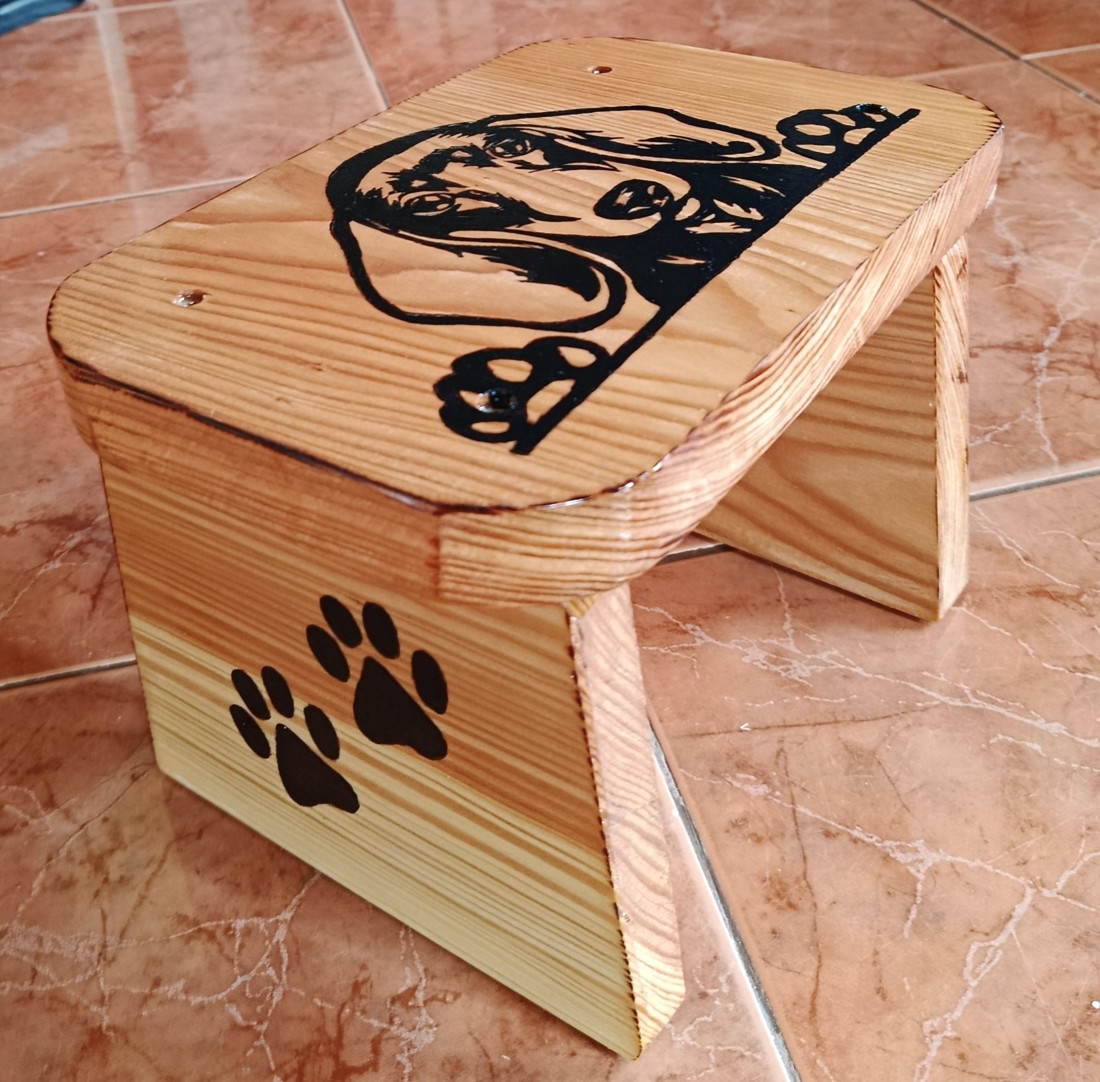 Scaun din lemn cu câine dachshund -  - Artynos.ro