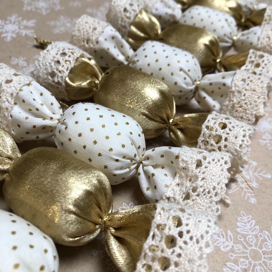 Bomboane textile de salon / set de 10/ - crăciun - decorațiuni de crăciun de casă - figurine pentru pomul de crăciun - Artynos.ro